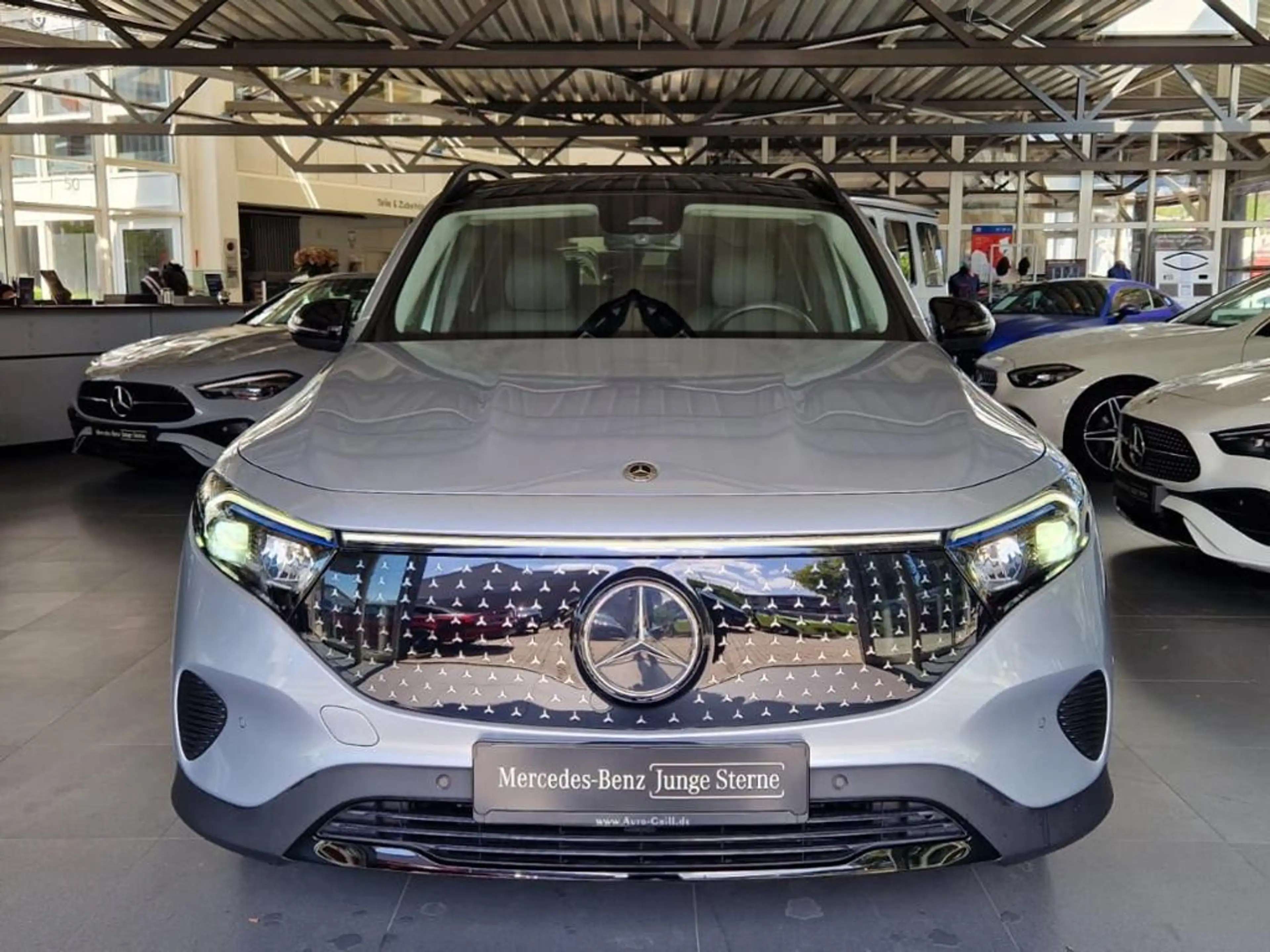 Mercedes-Benz EQB 300 4M ElectricArt Night Pano AHK Distronic — photo 3