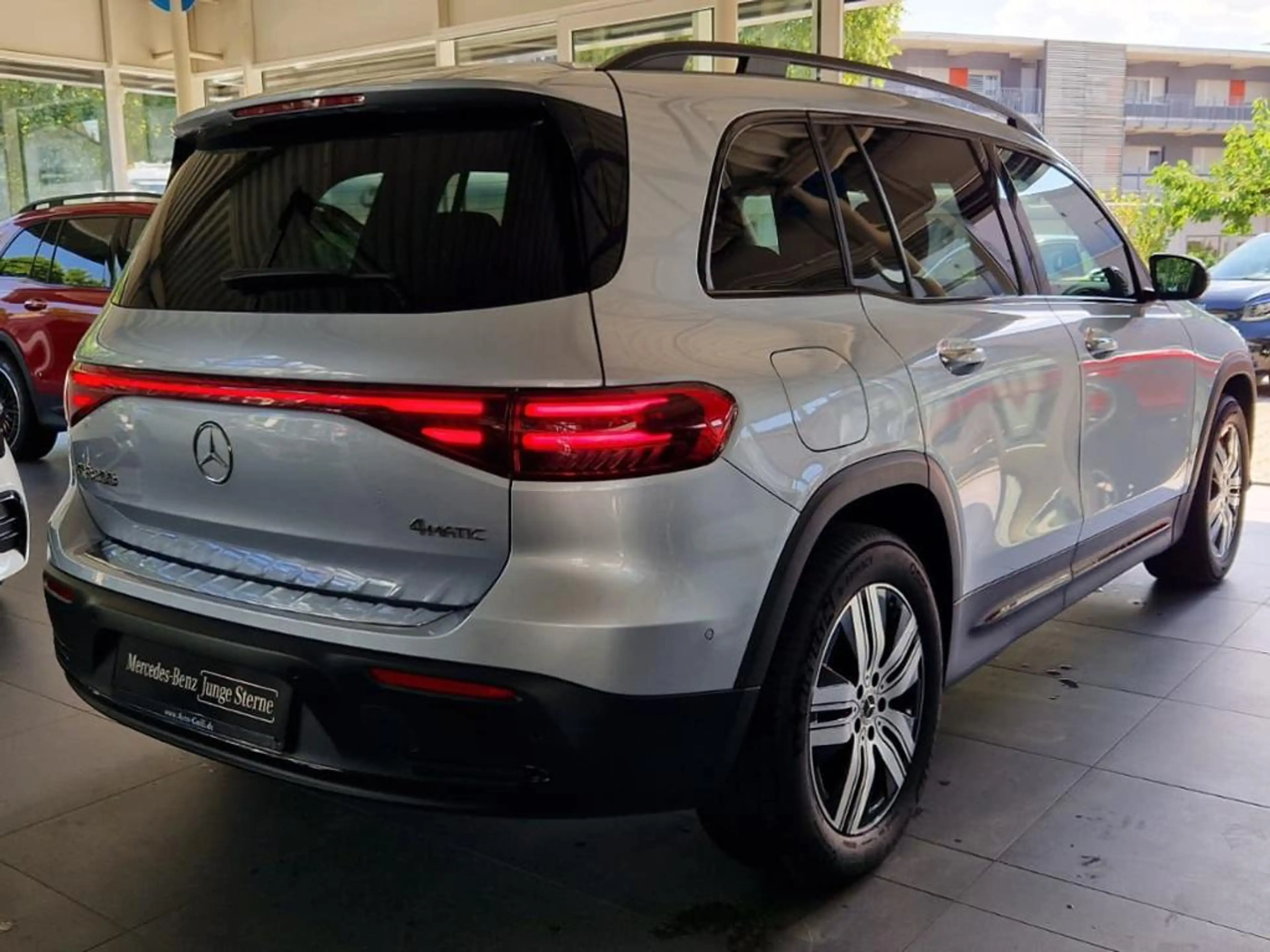 Mercedes-Benz EQB 300 4M ElectricArt Night Pano AHK Distronic — photo 5