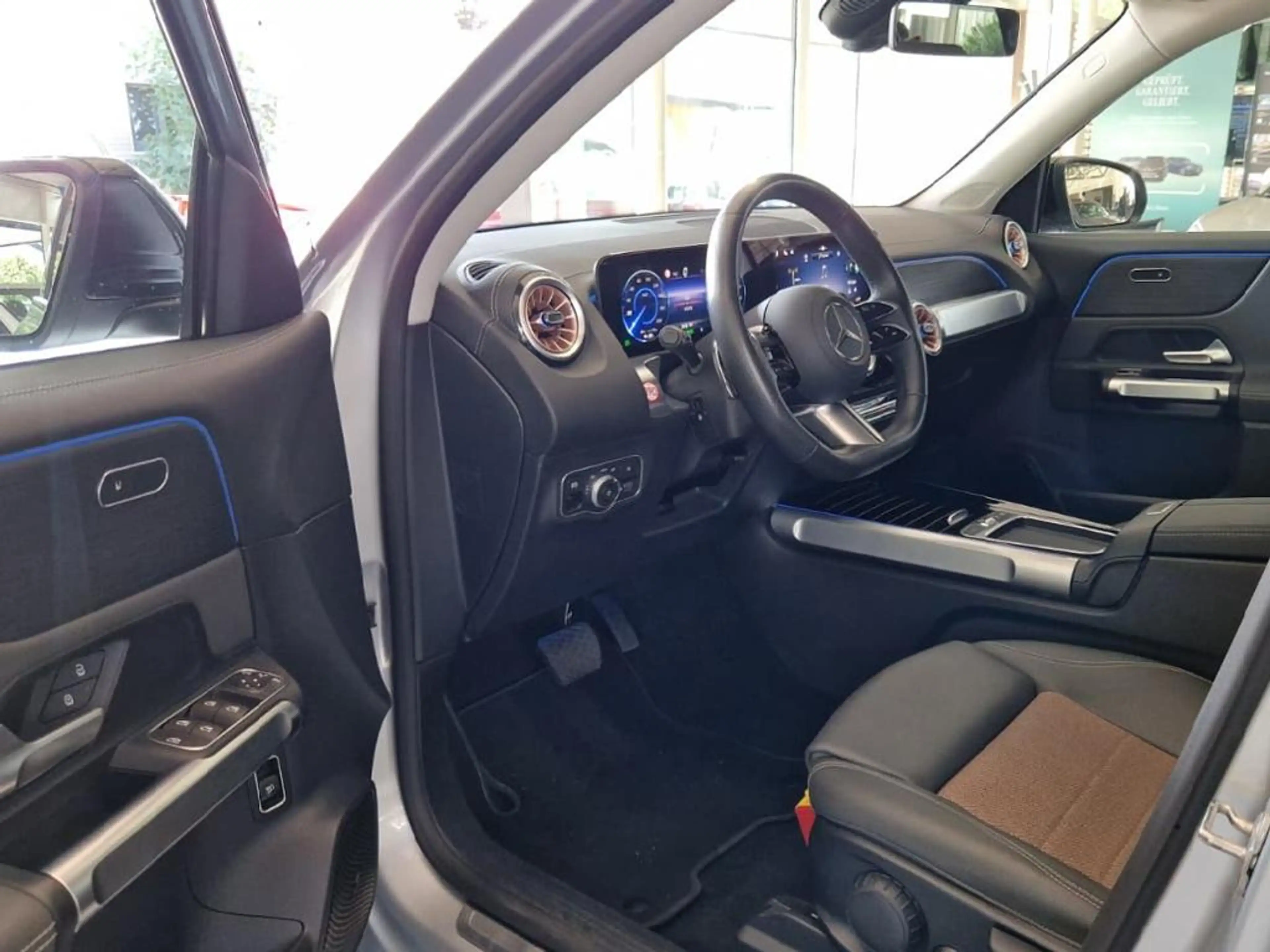 Mercedes-Benz EQB 300 4M ElectricArt Night Pano AHK Distronic — photo 8