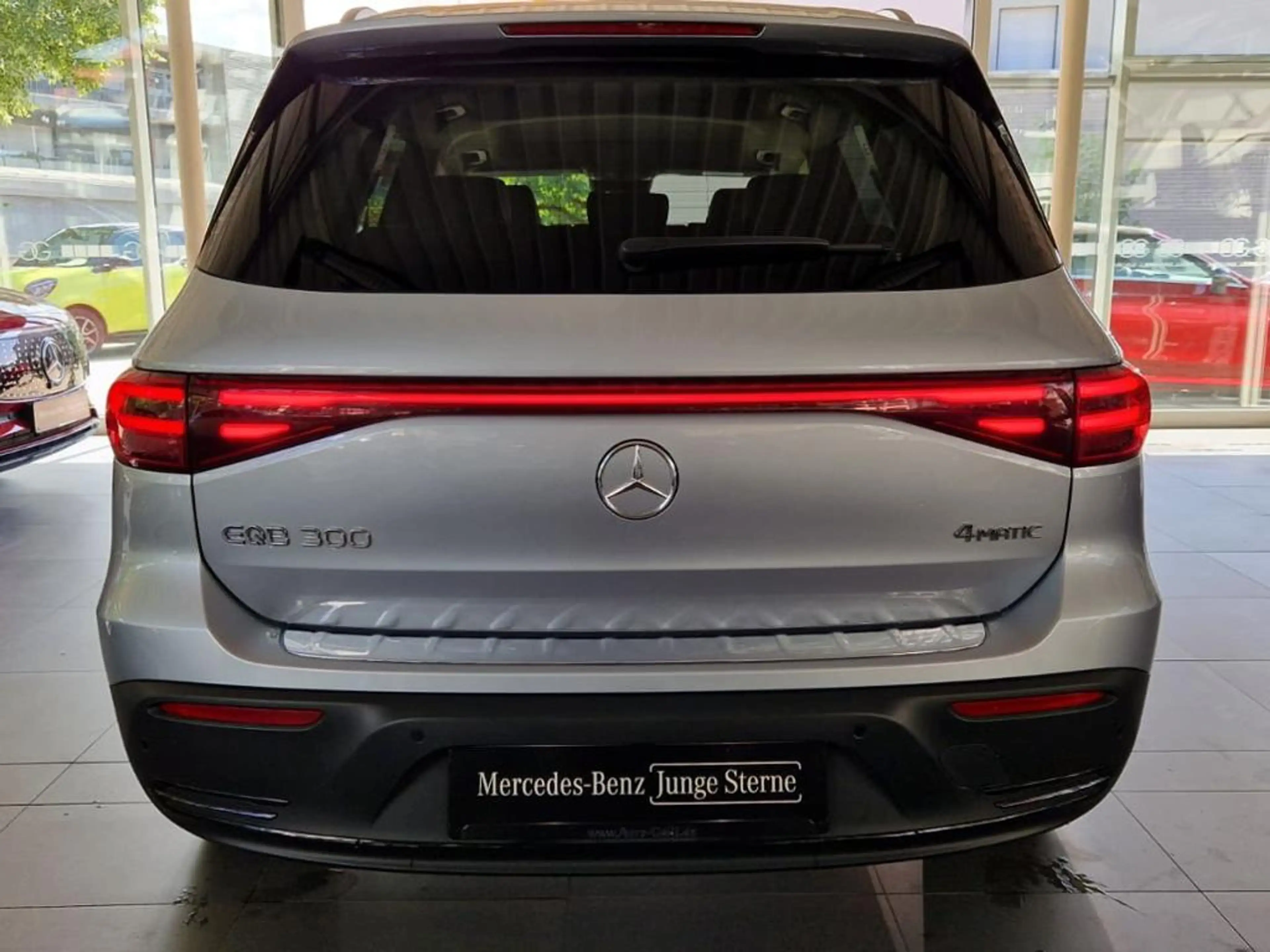 Mercedes-Benz EQB 300 4M ElectricArt Night Pano AHK Distronic — photo 6