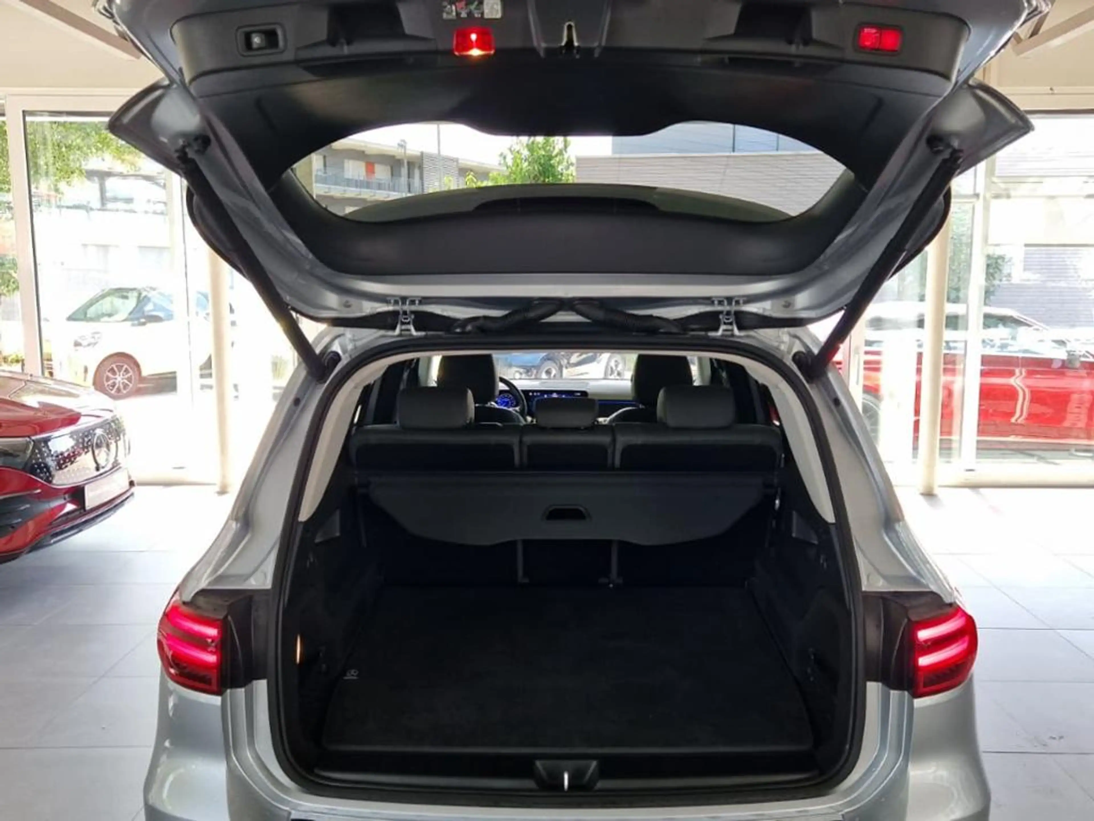 Mercedes-Benz EQB 300 4M ElectricArt Night Pano AHK Distronic — photo 14