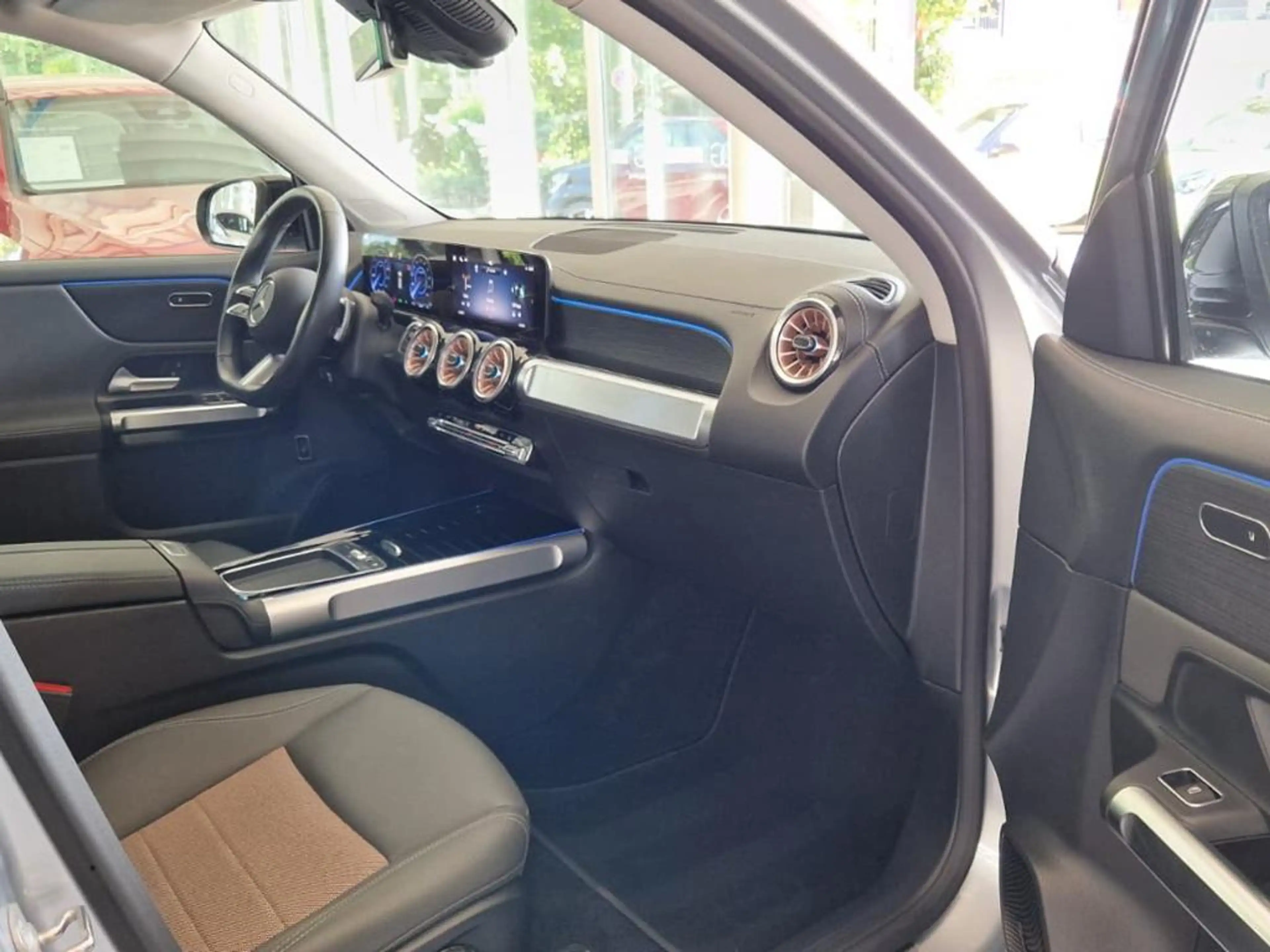 Mercedes-Benz EQB 300 4M ElectricArt Night Pano AHK Distronic — photo 11