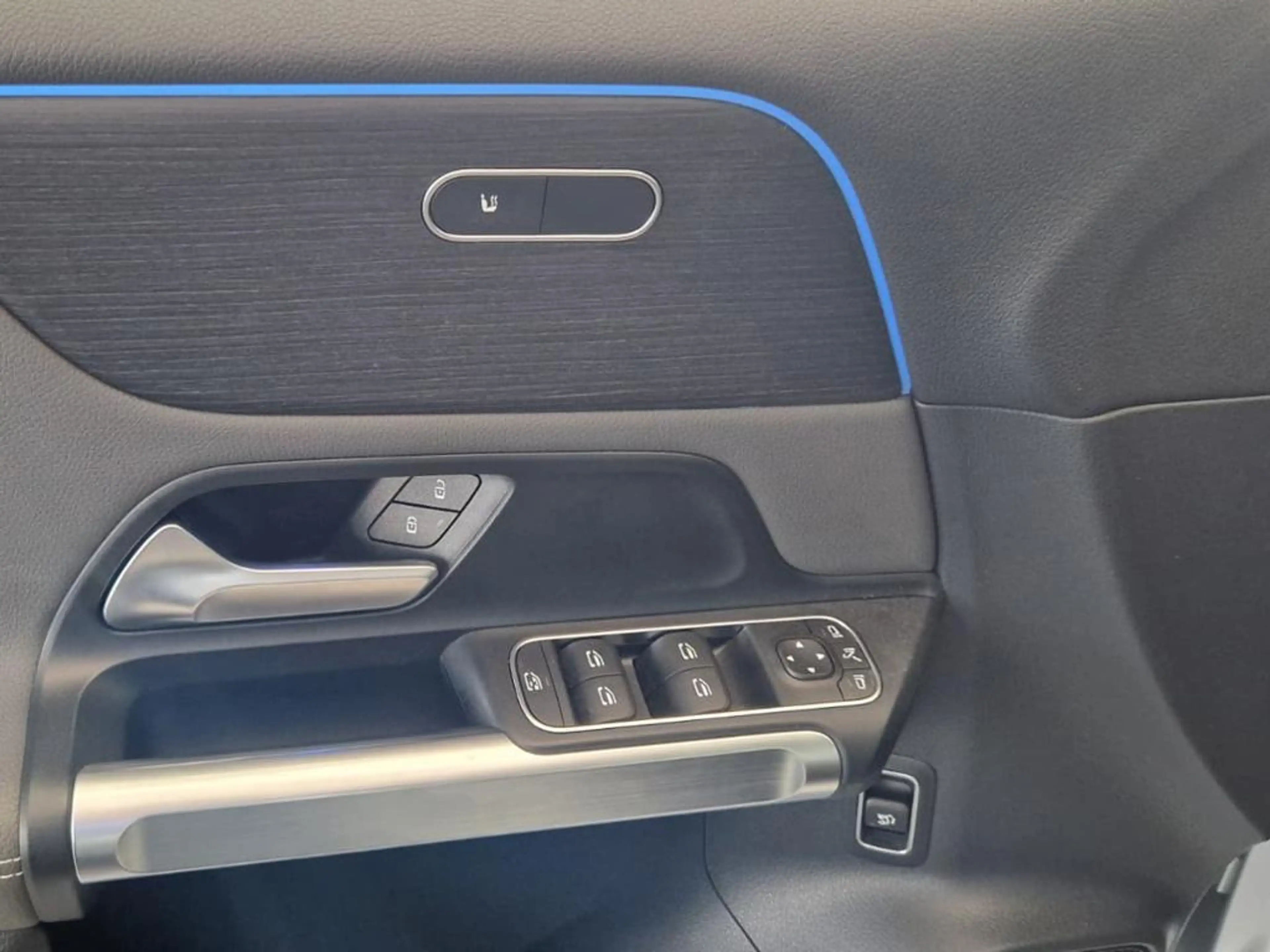 Mercedes-Benz EQB 300 4M ElectricArt Night Pano AHK Distronic — photo 9