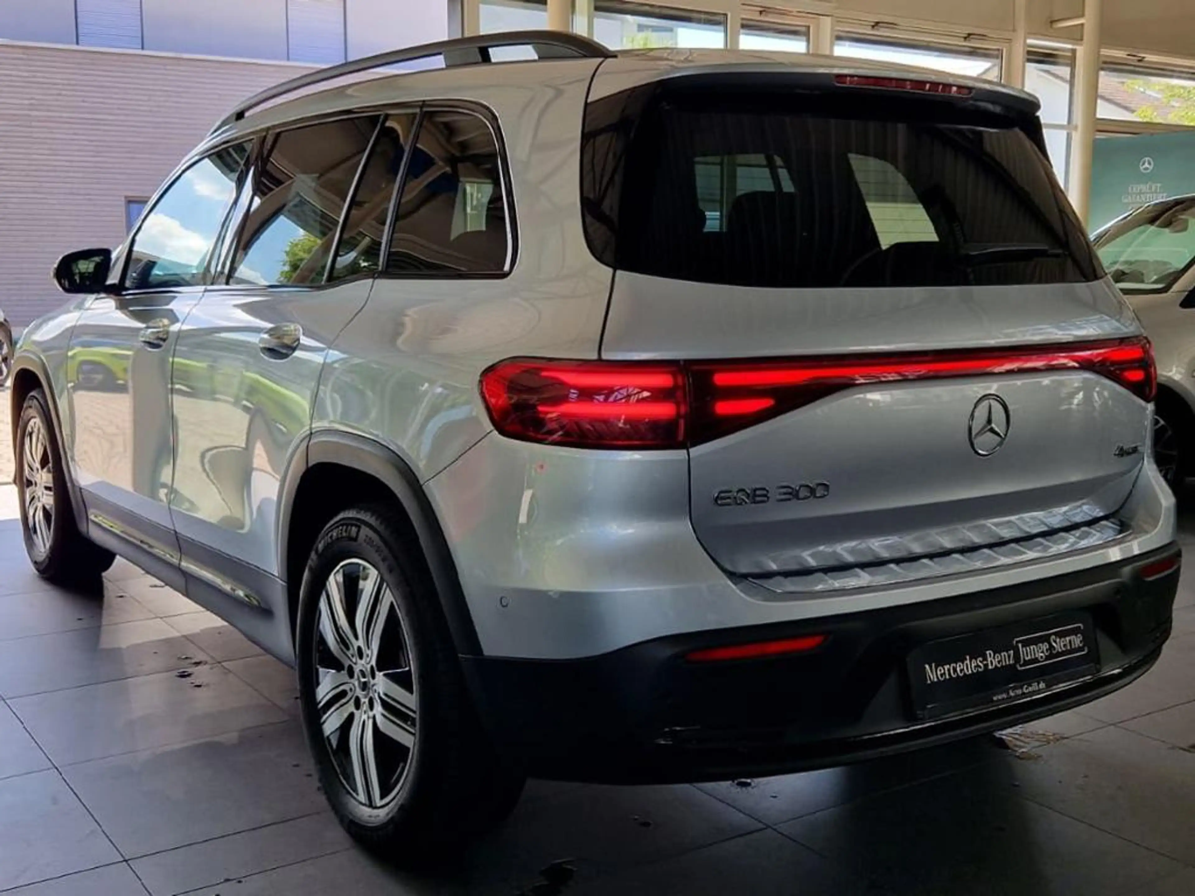 Mercedes-Benz EQB 300 4M ElectricArt Night Pano AHK Distronic — photo 7