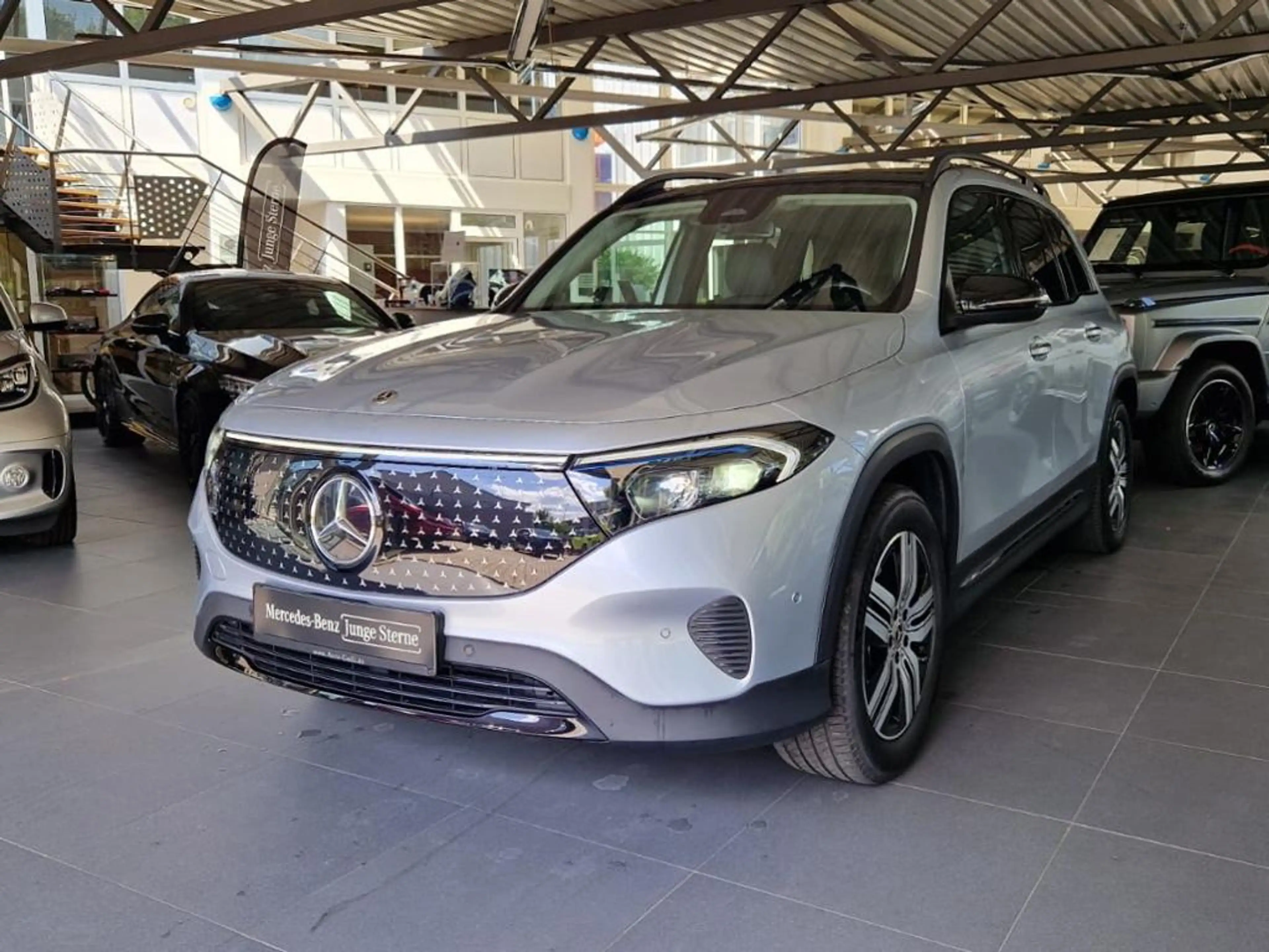 Mercedes-Benz EQB 300 4M ElectricArt Night Pano AHK Distronic — photo 2