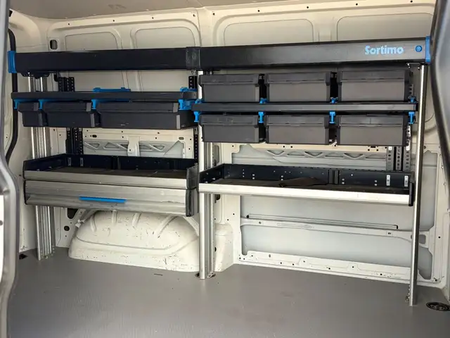 Volkswagen Transporter view 12
