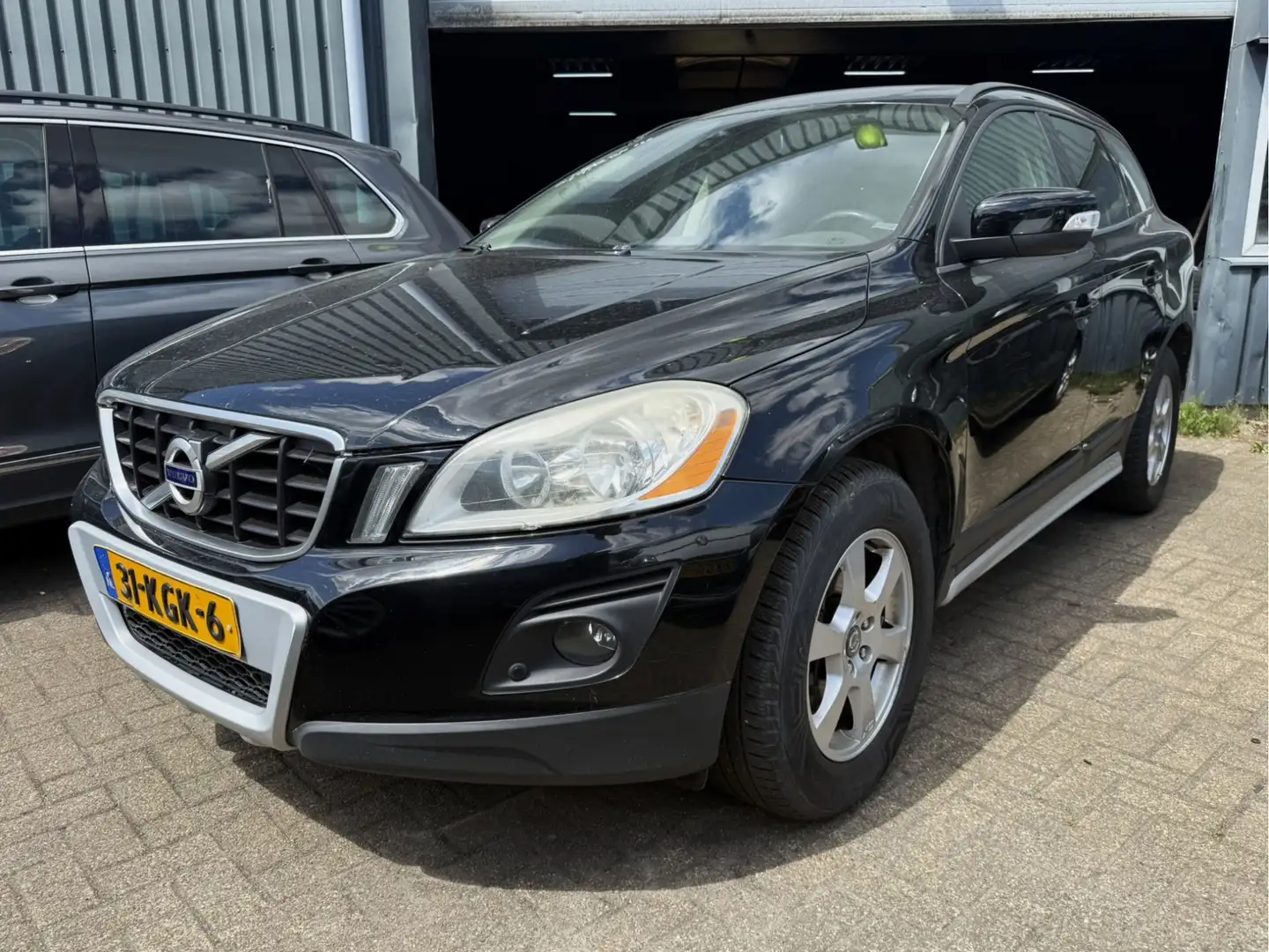 Volvo XC60 2.4D KINETIC NAVI/LEER/DVD/PDC/LMV Zwart - 1
