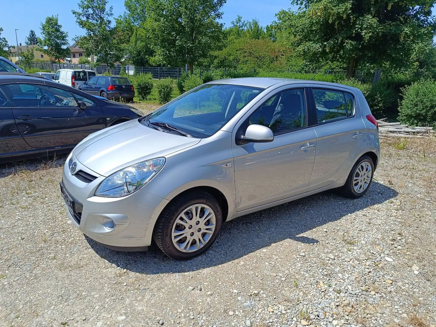 Hyundai i20 Autom. Comf. "61300 km* Klima*KD + HU:neu" Silber - 1
