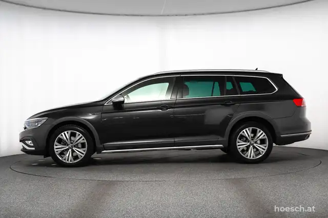 Volkswagen Passat view 3