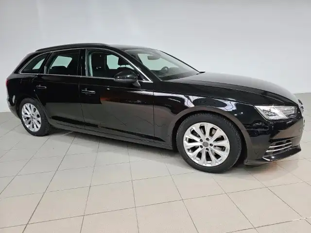 Audi A4 Avant view 3