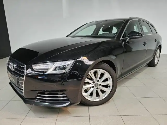 Audi A4 Avant view 4
