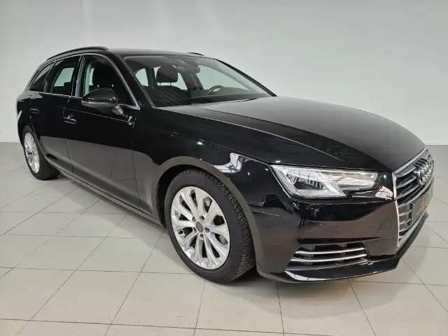 Audi A4 Avant view 2