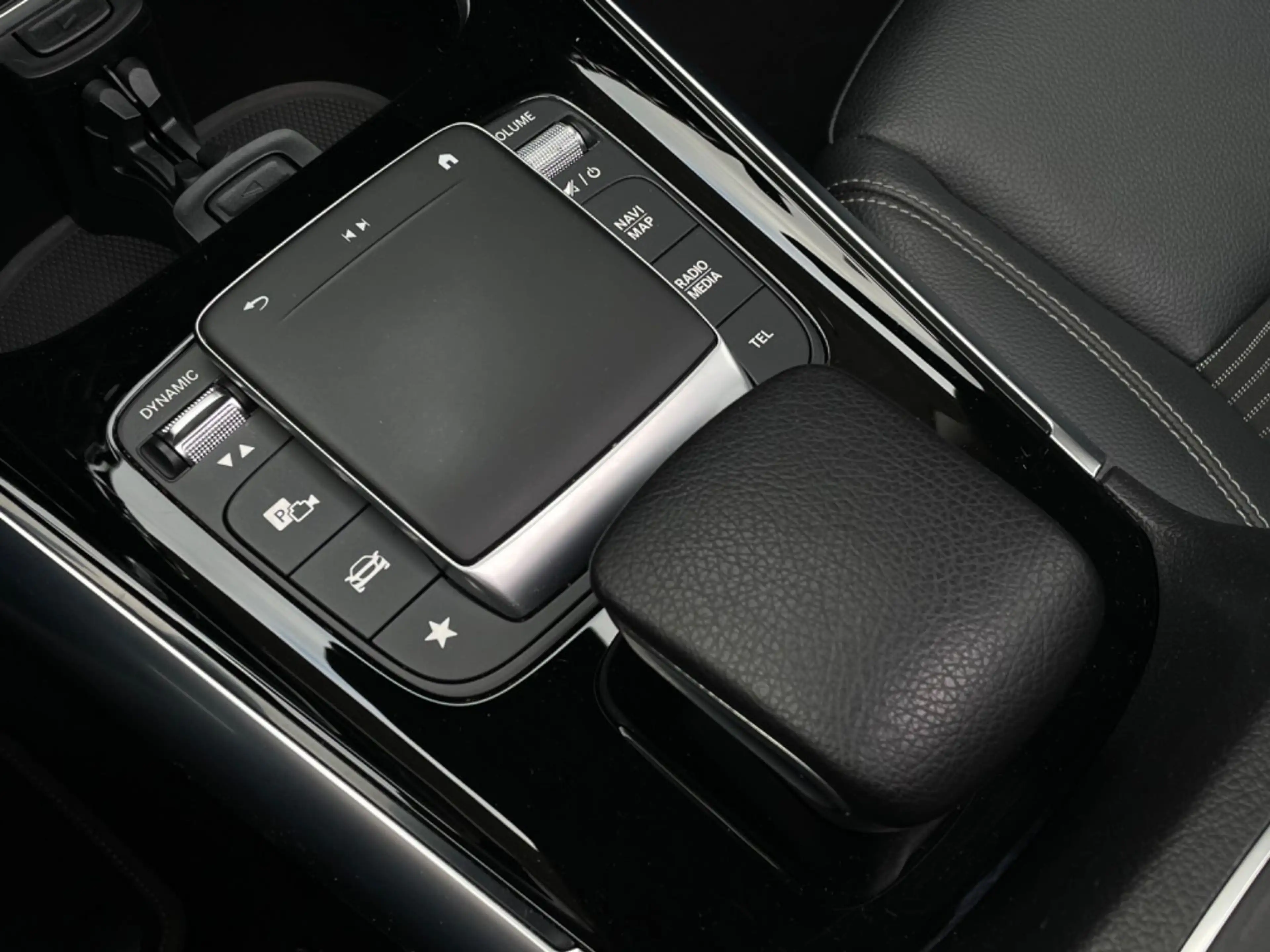 Mercedes-Benz GLA 220 d 4Matic*PANORAMA*360°KAMERA* — photo 15