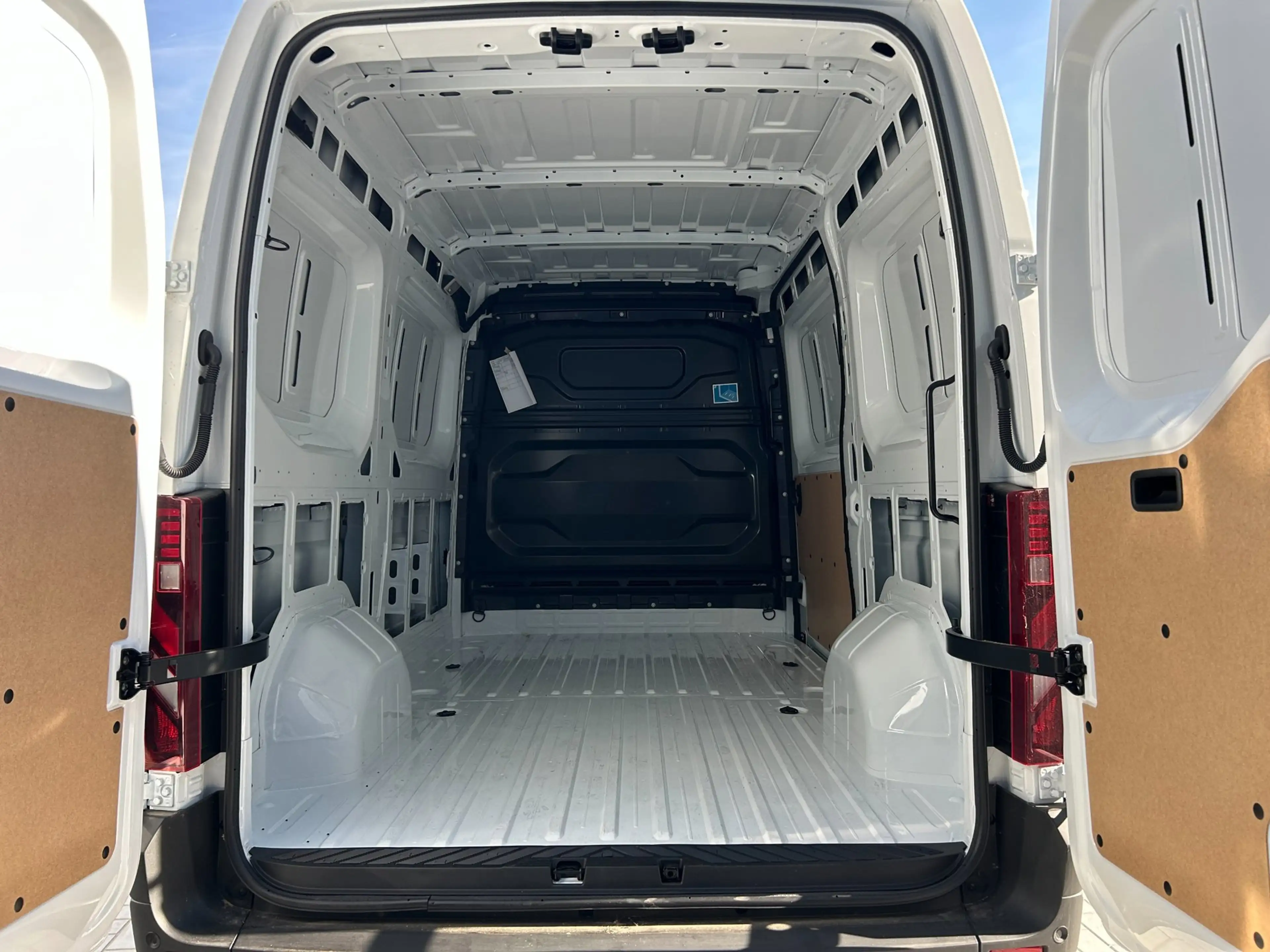 Renault Master E-TECH T35 L2H2 Long range Extra 87kWh|AC11kW|DC13 — photo 3