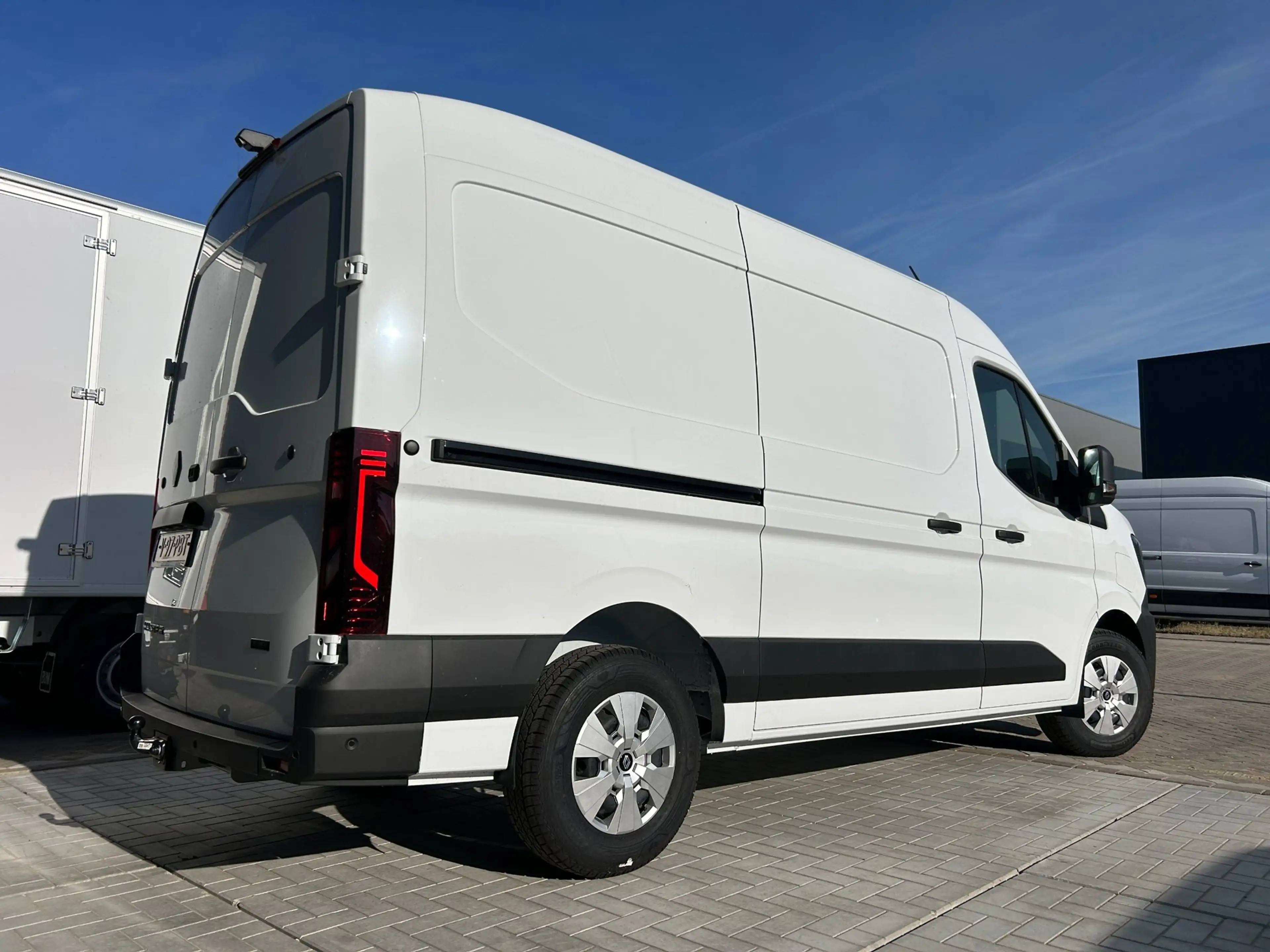 Renault Master E-TECH T35 L2H2 Long range Extra 87kWh|AC11kW|DC13 — photo 2