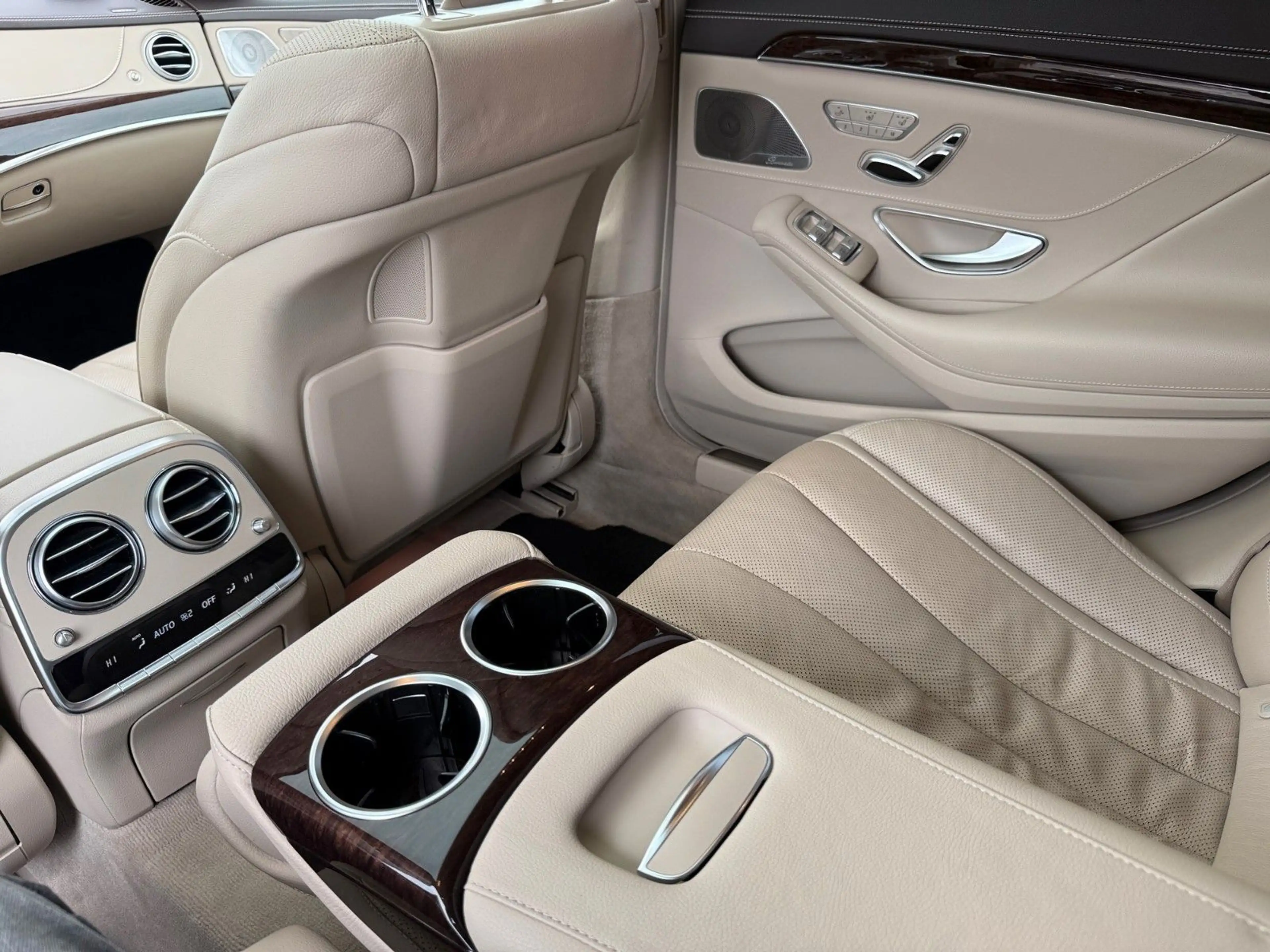 Mercedes-Benz S 560 e L — photo 15
