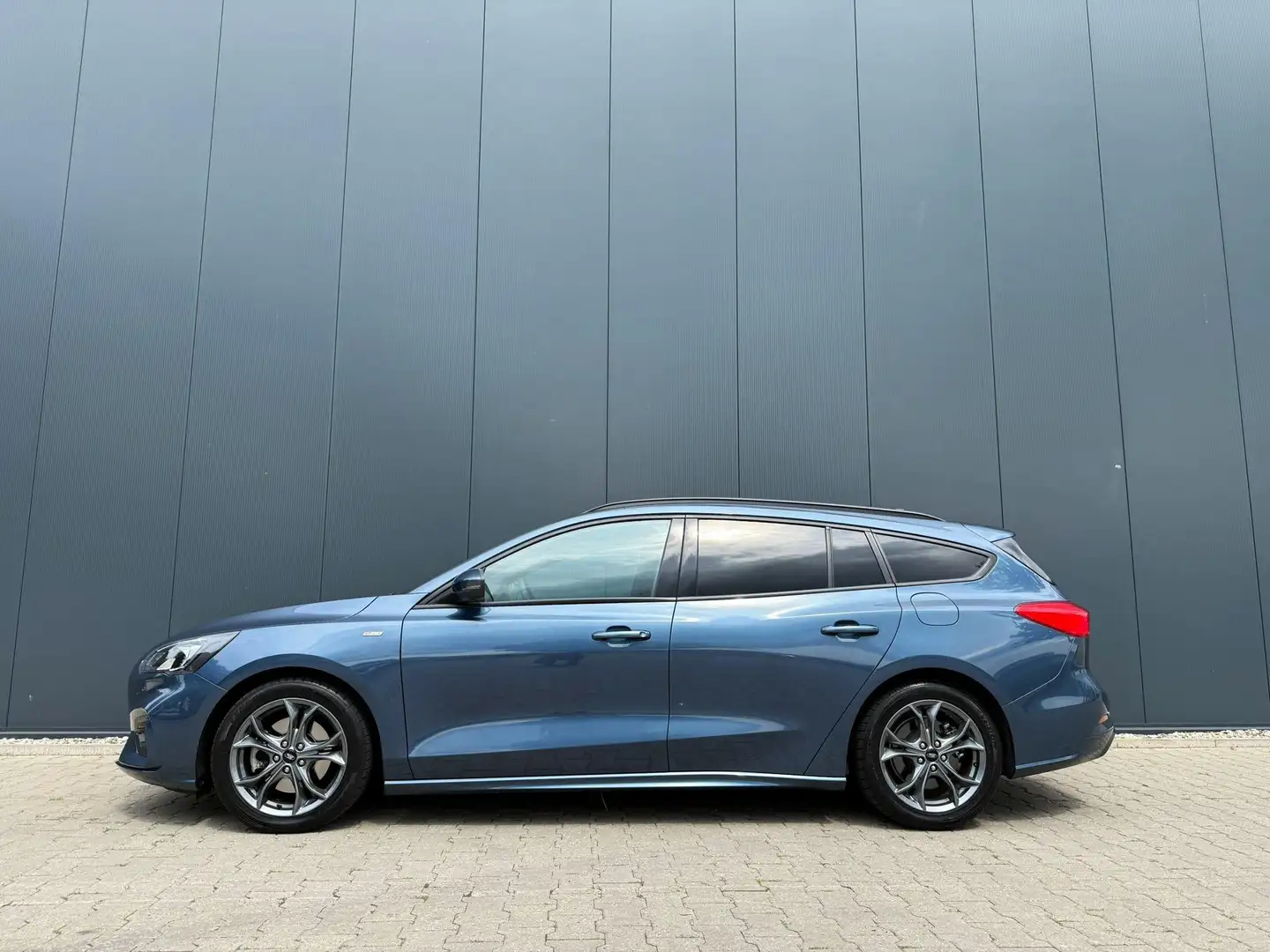 Ford Focus Wagon 1.0 EcoBoost ST-Line / trekhaak / camera Blauw - 2