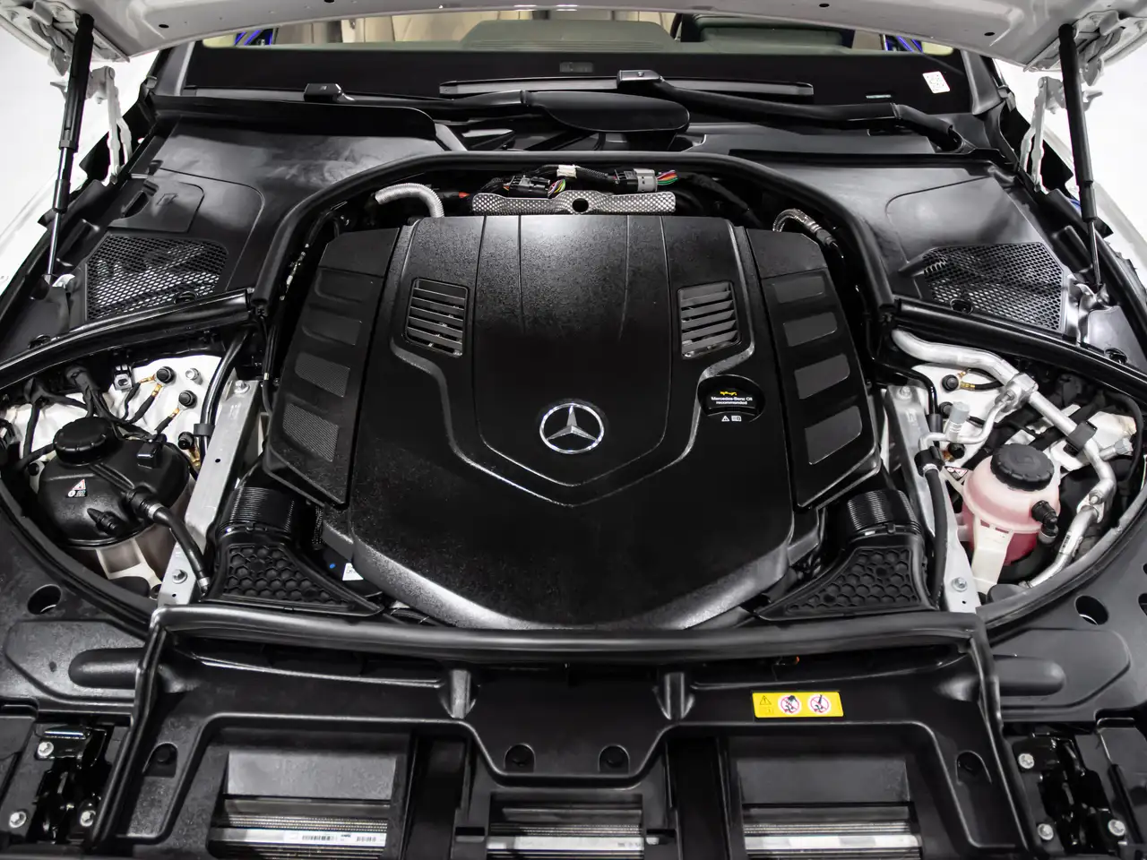 Mercedes-Benz S-Class снимка Mercedes-Benz S-Class