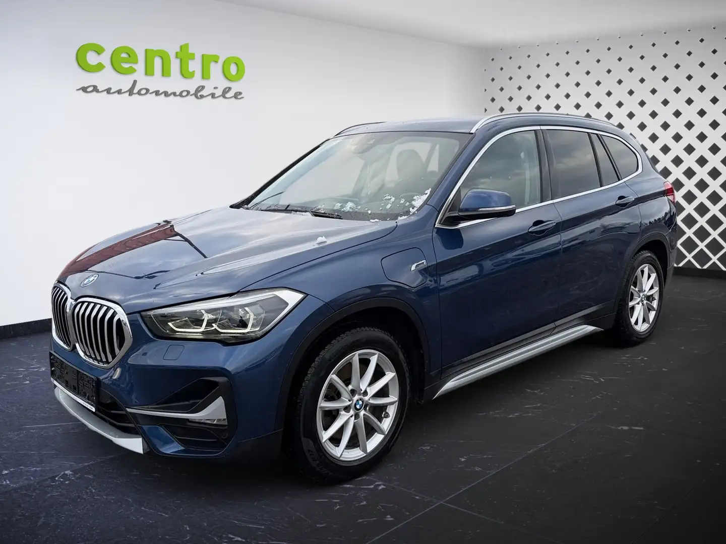 BMW X1 xDrive 25e xLine Blau - 2