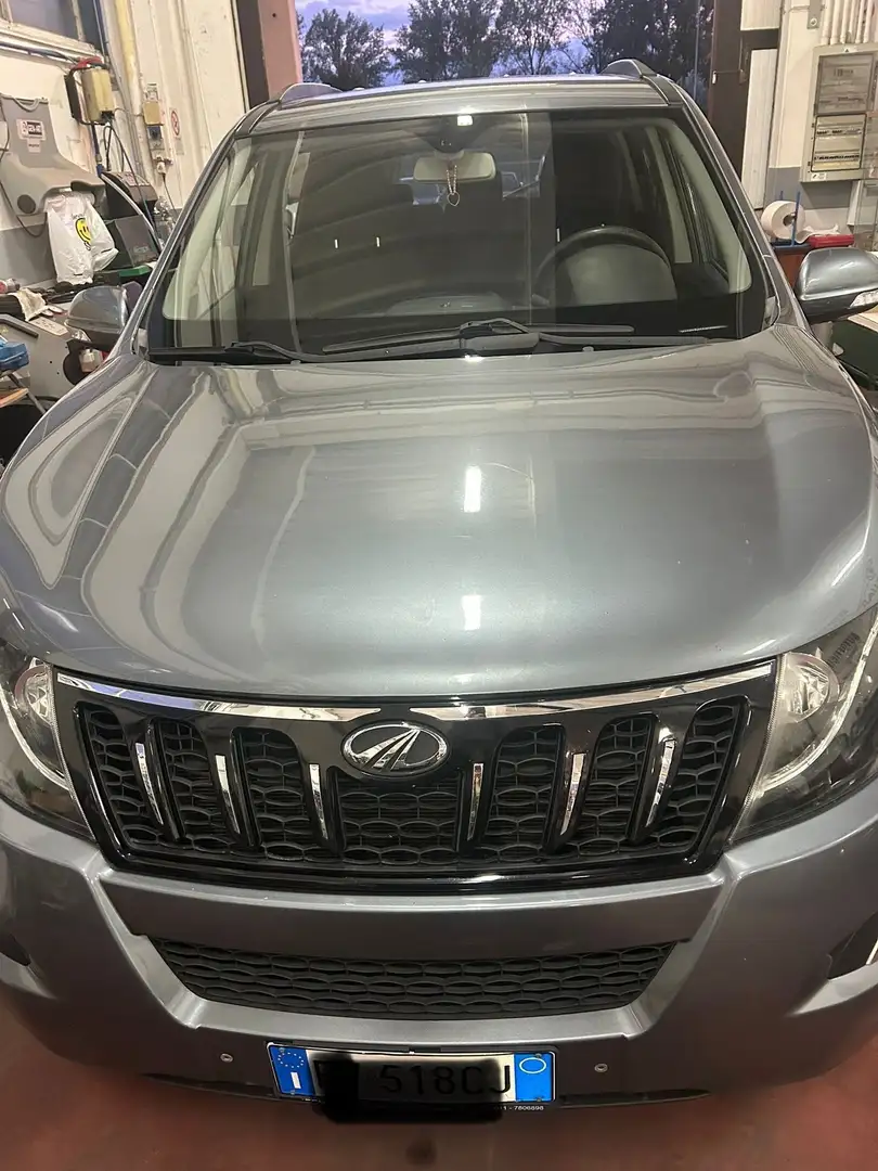 Mahindra XUV500 Plateado - 2