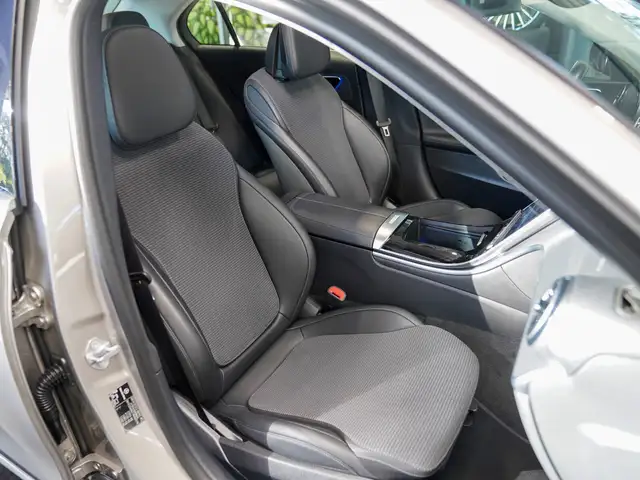 Mercedes-Benz C-Class view 9