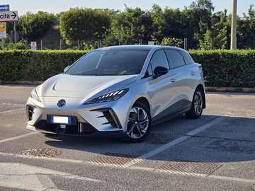 MG4 Luxury 64kWh + Accessori