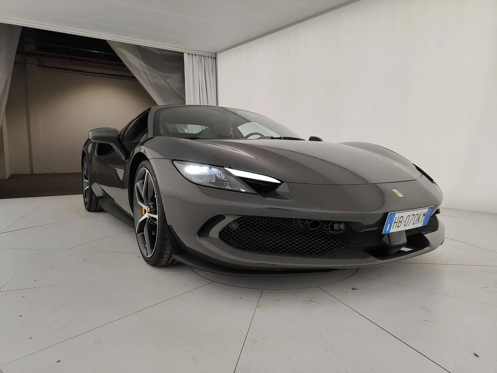 페라리 296 GTS 2025 블랙 사진 8