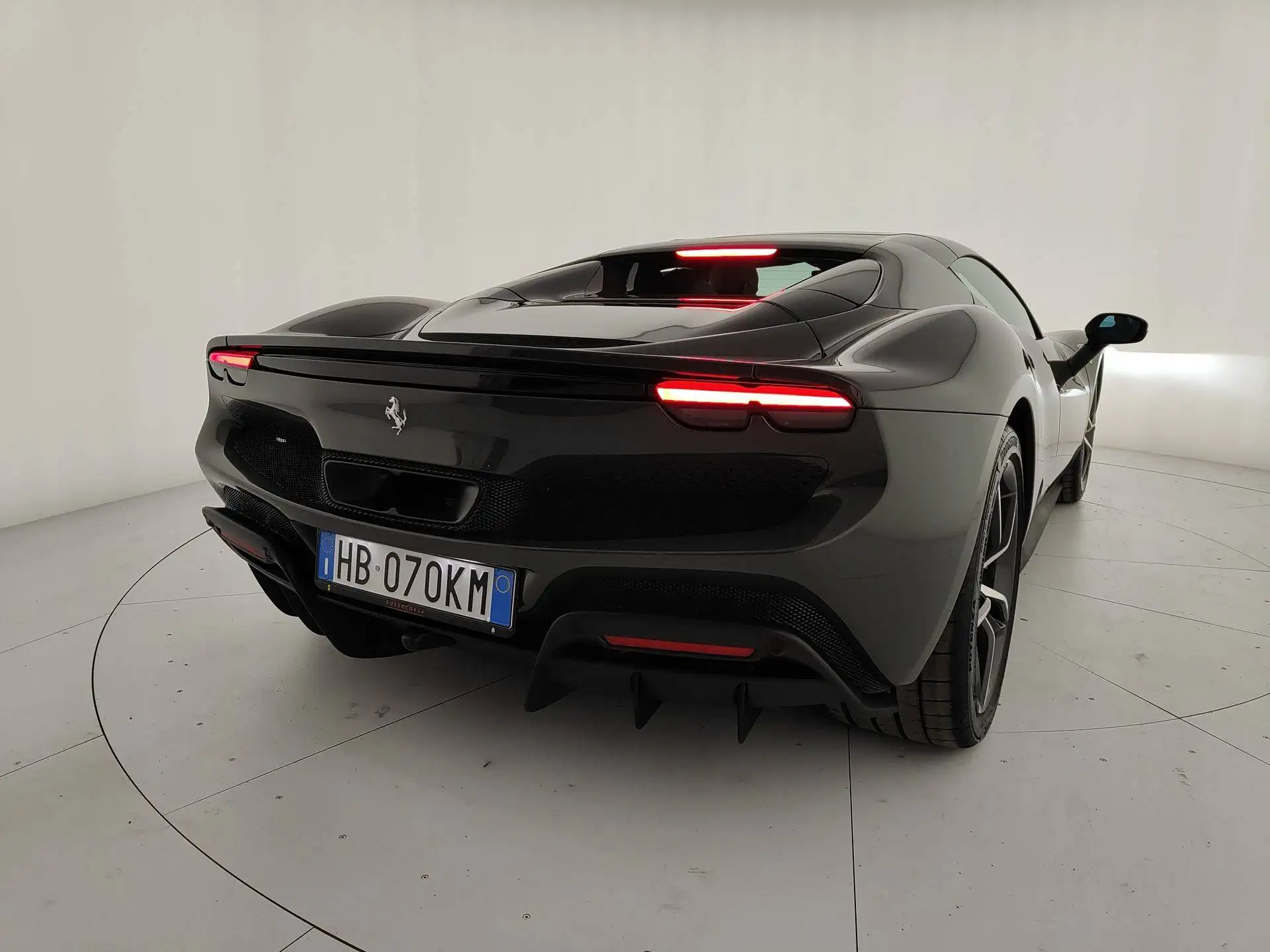 페라리 296 GTS 2025 블랙 사진 7
