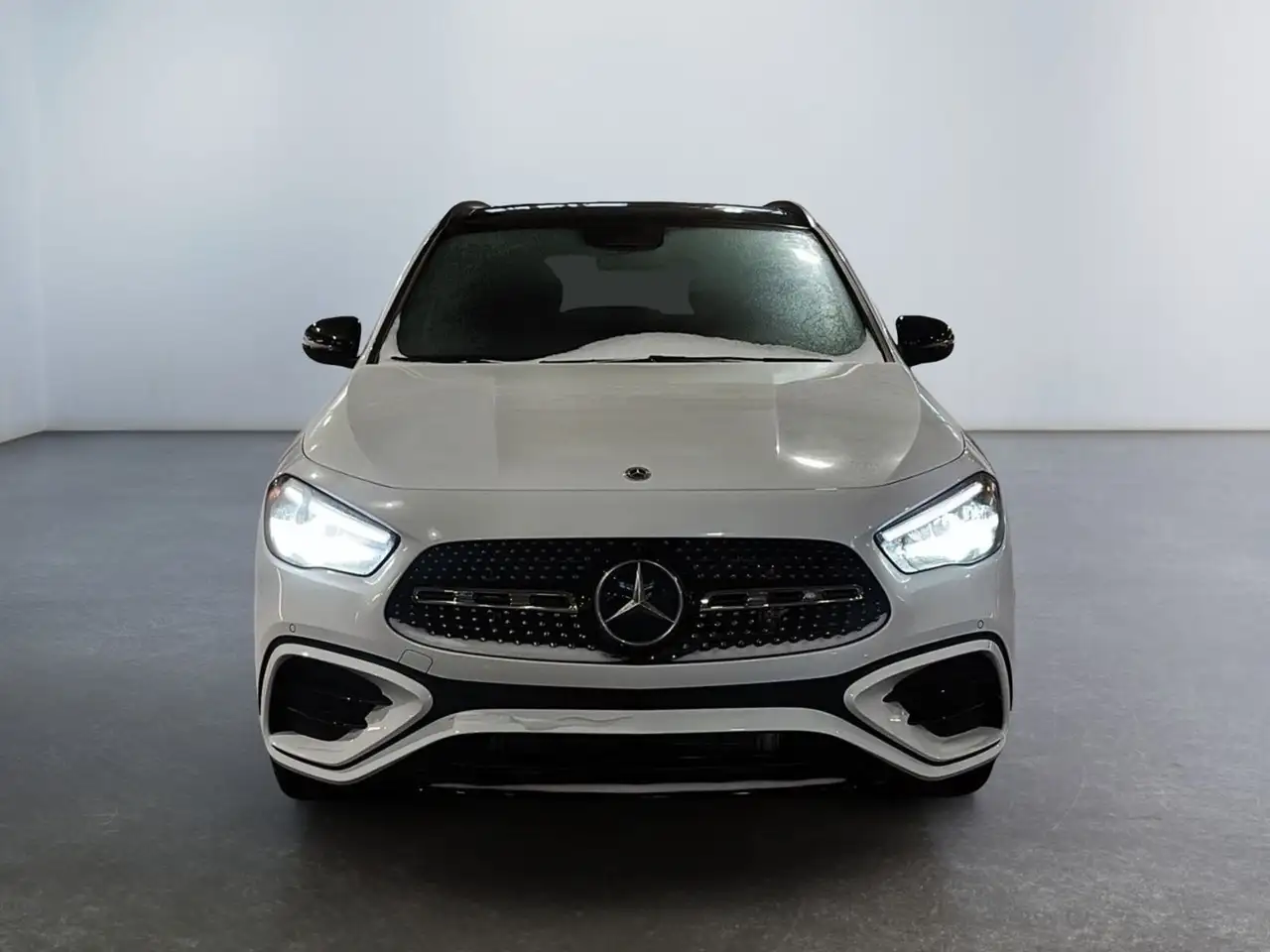 Mercedes-Benz GLA снимка Mercedes-Benz GLA