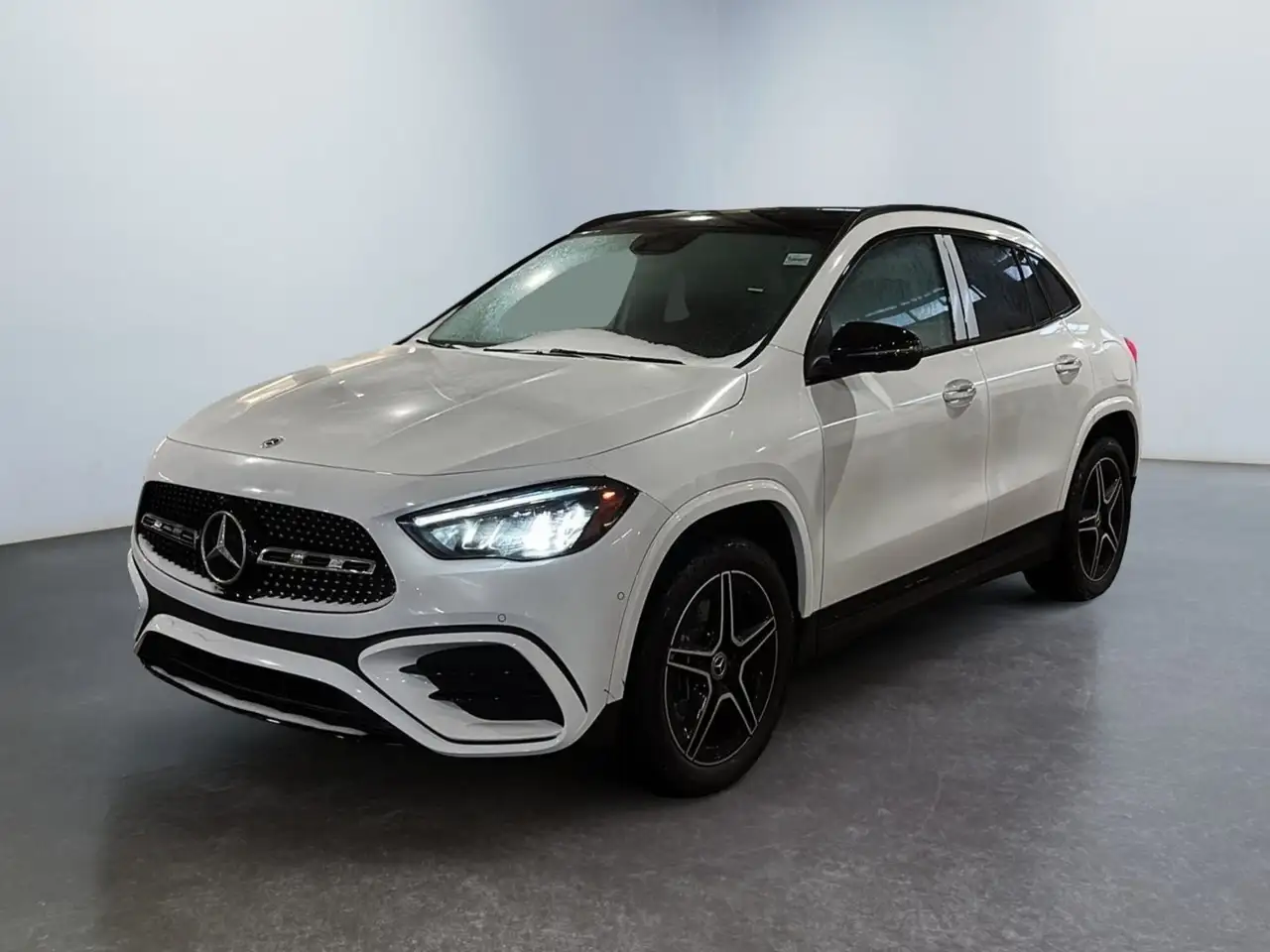 Mercedes-Benz GLA снимка Mercedes-Benz GLA