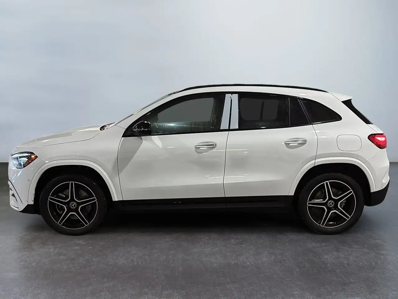 Mercedes-Benz GLA снимка Mercedes-Benz GLA