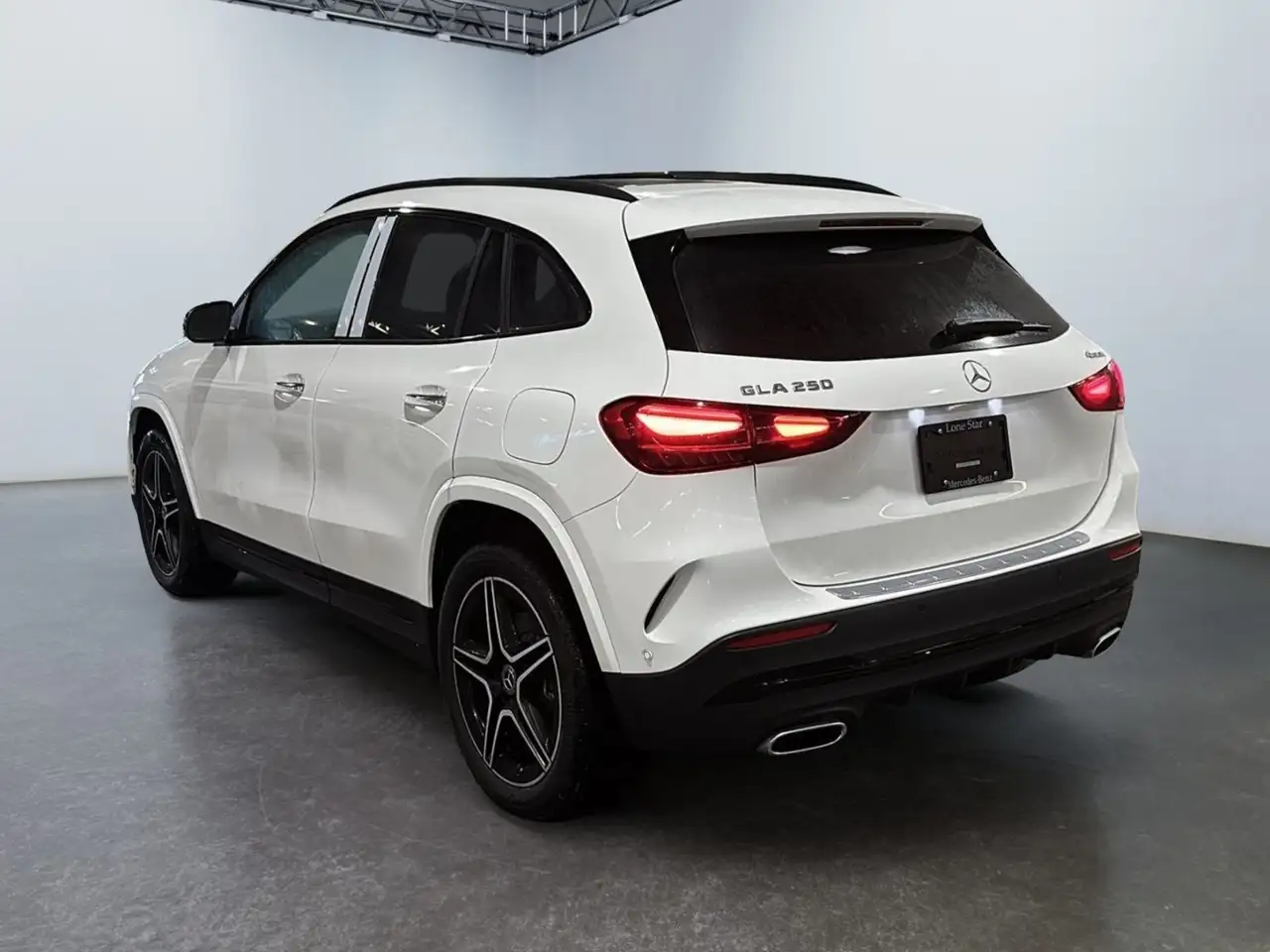 Mercedes-Benz GLA снимка Mercedes-Benz GLA