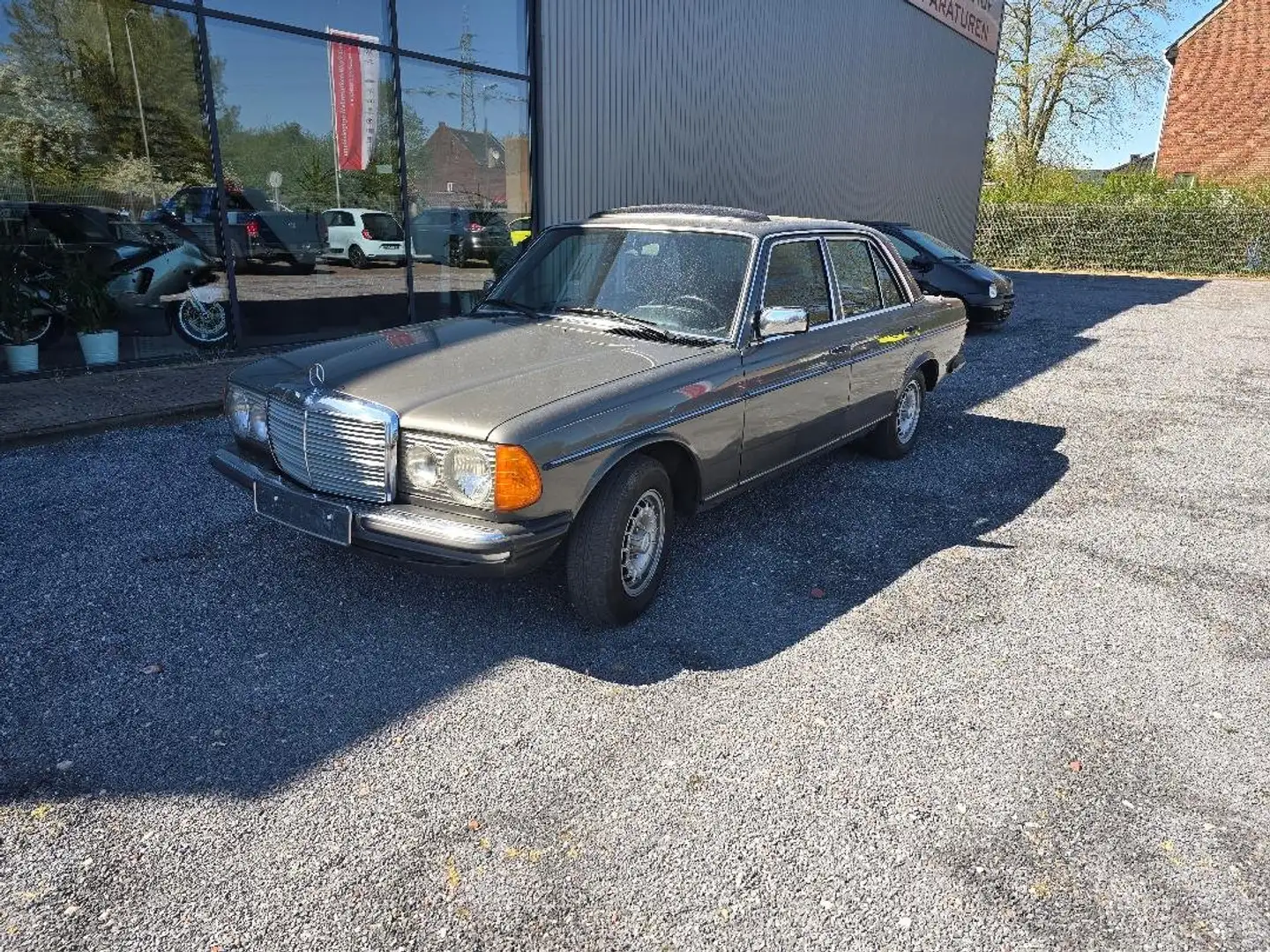 Mercedes-Benz 230 E Gri - 1