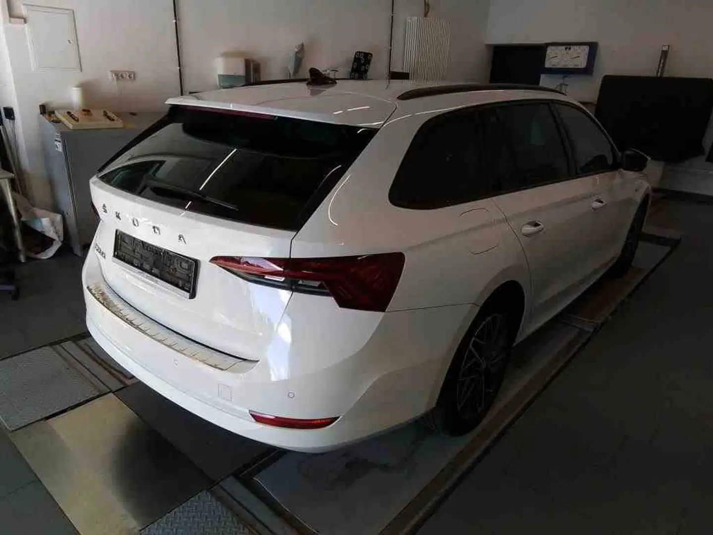 Skoda Octavia Combi Ambition Clever 2.0 TDI*APP*AHK*KA Weiß - 2