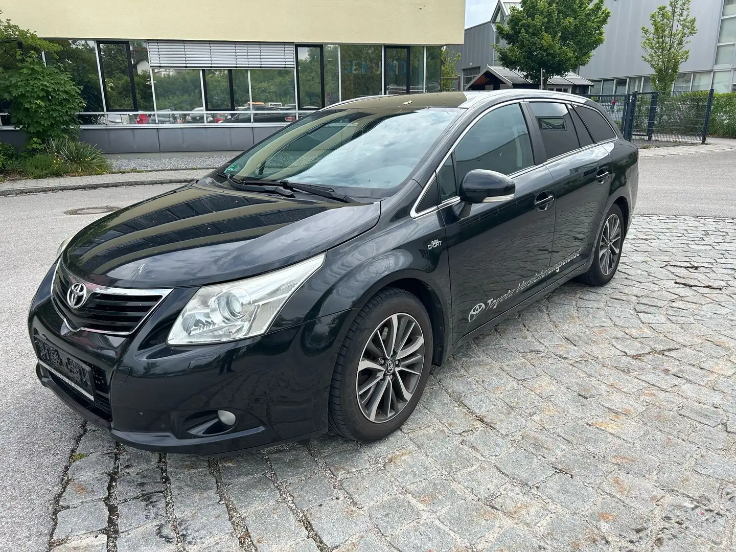 Toyota Avensis Executive Schwarz - 1