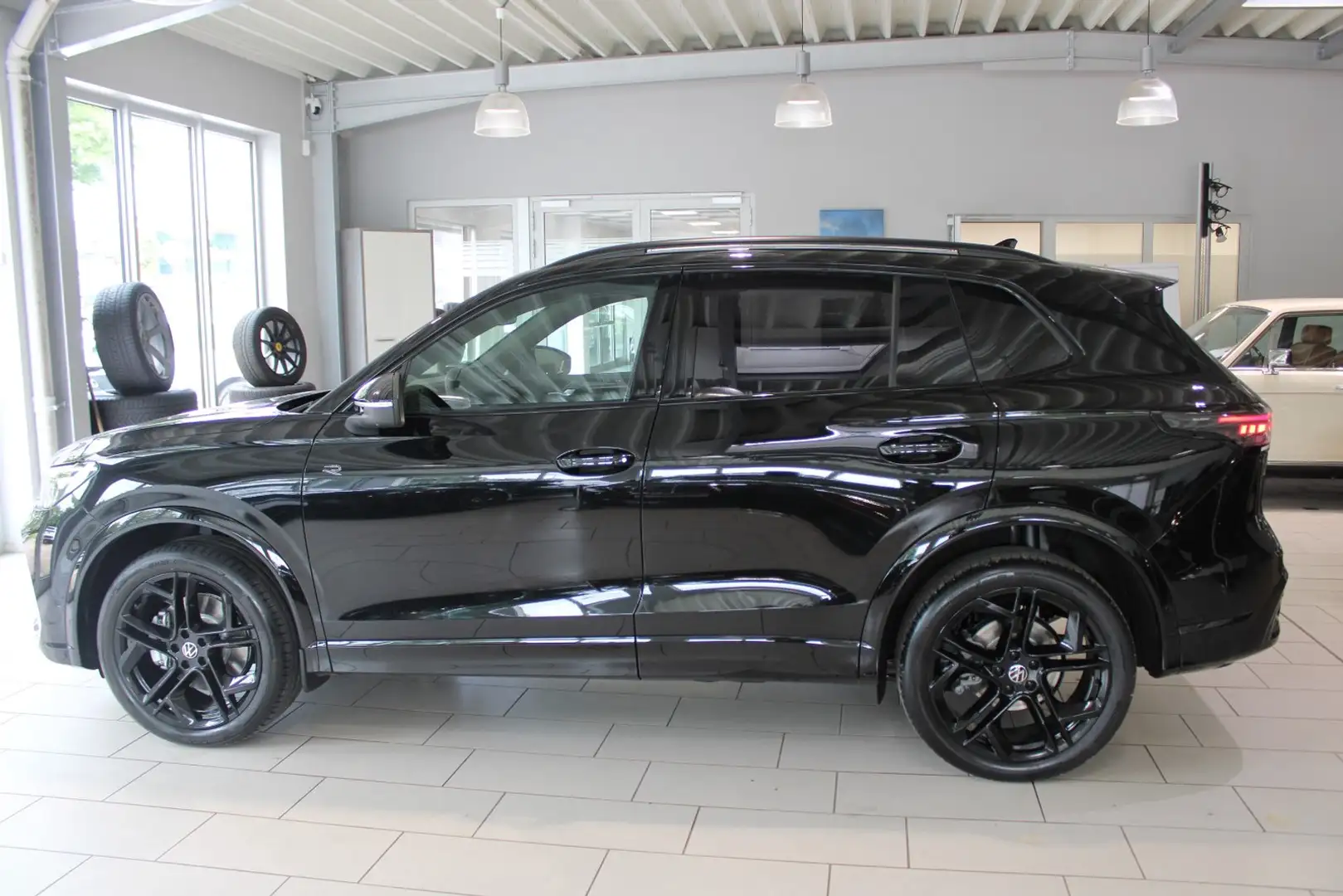Volkswagen Tiguan 2.0 TDI 4Motion R-Line *NP 70Tsd Schwarz - 2
