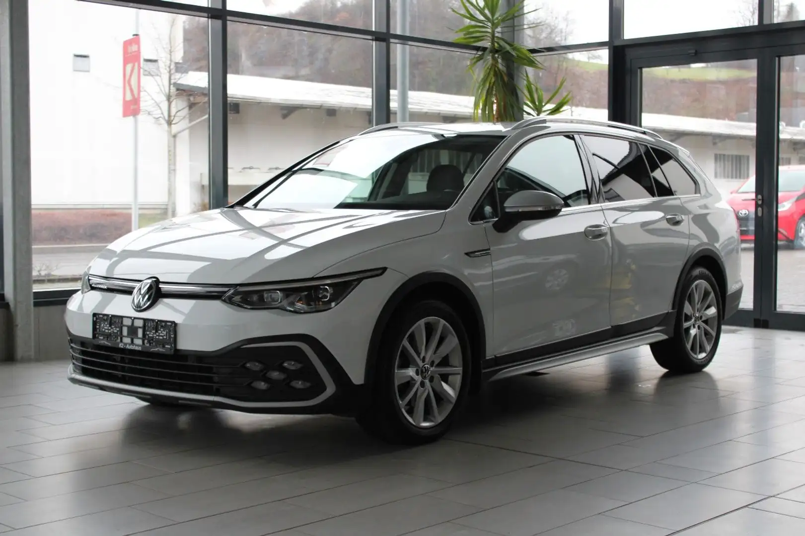 Volkswagen Golf VIII Variant Alltrack*4M*STHZ*APP*RFK*MATRX Biały - 1