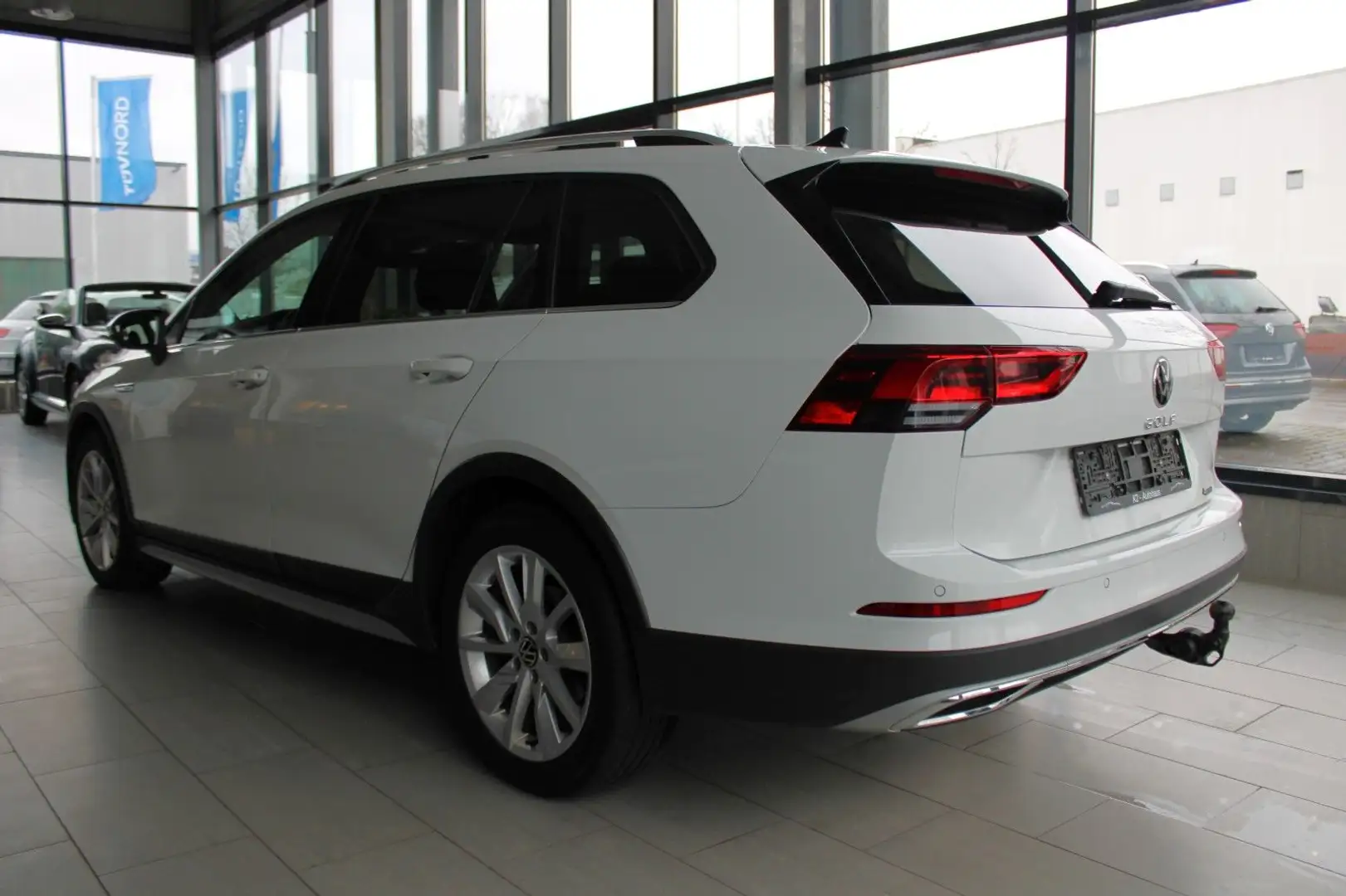 Volkswagen Golf VIII Variant Alltrack*4M*STHZ*APP*RFK*MATRX Biały - 2