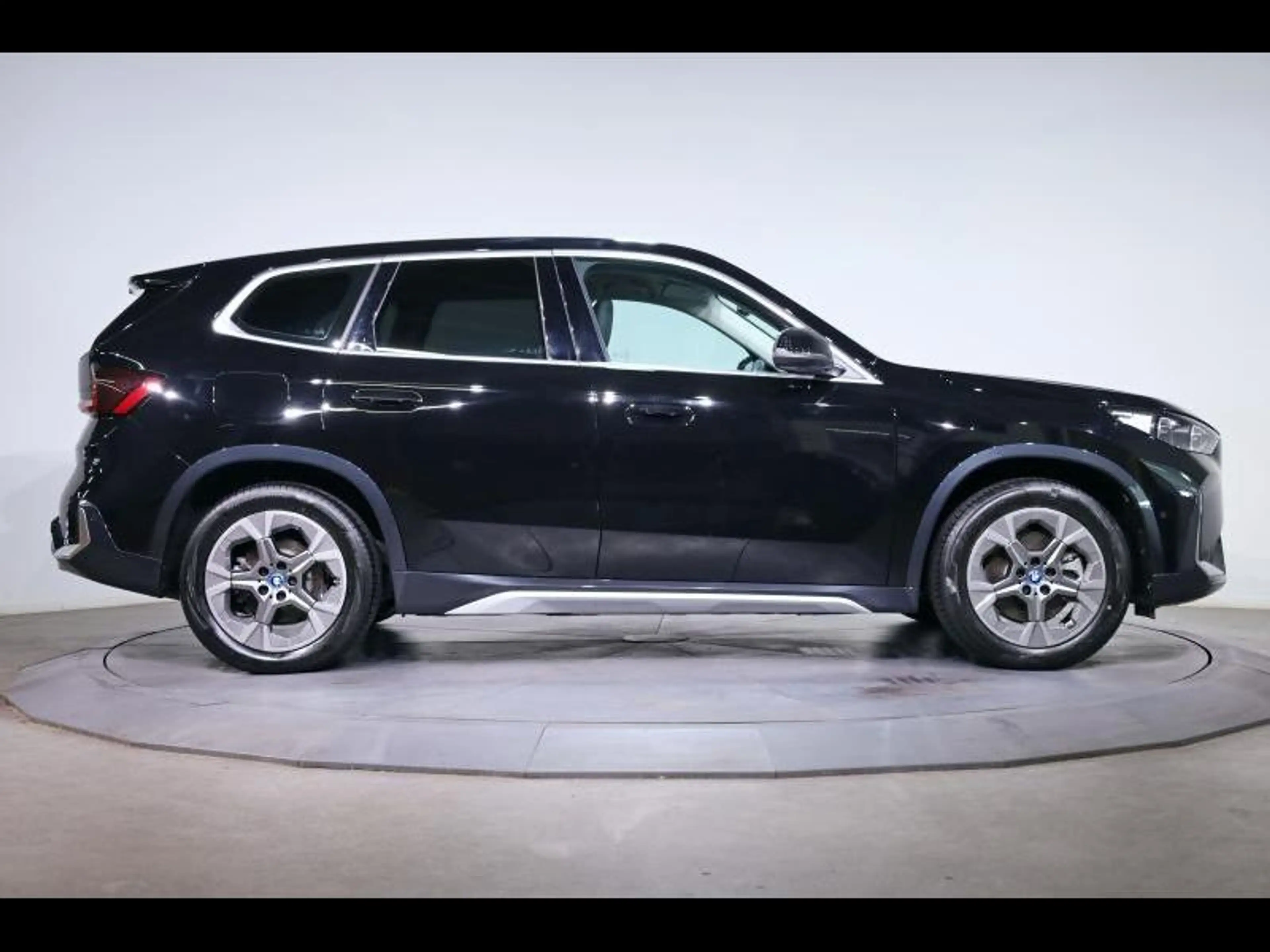 BMW iX1 xDrive30 — photo 3