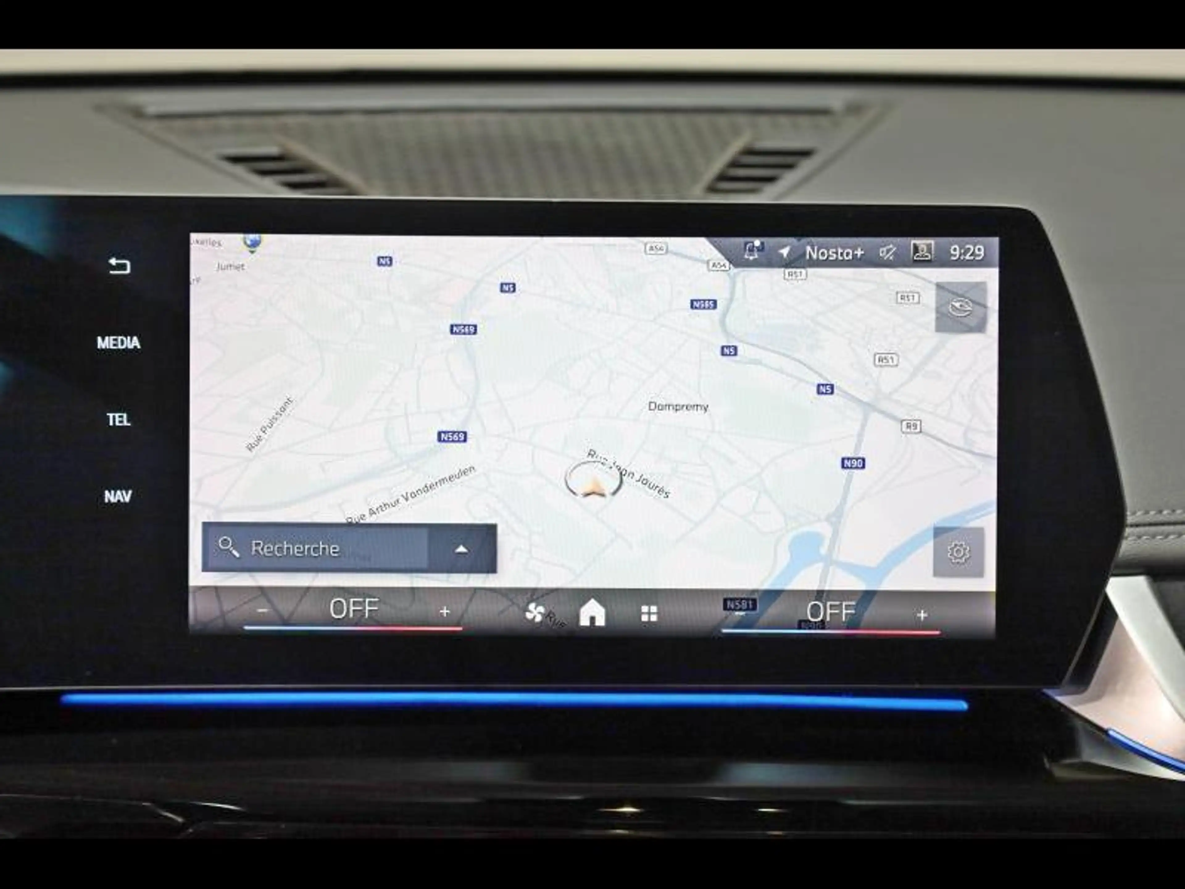 BMW iX1 xDrive30 — photo 14