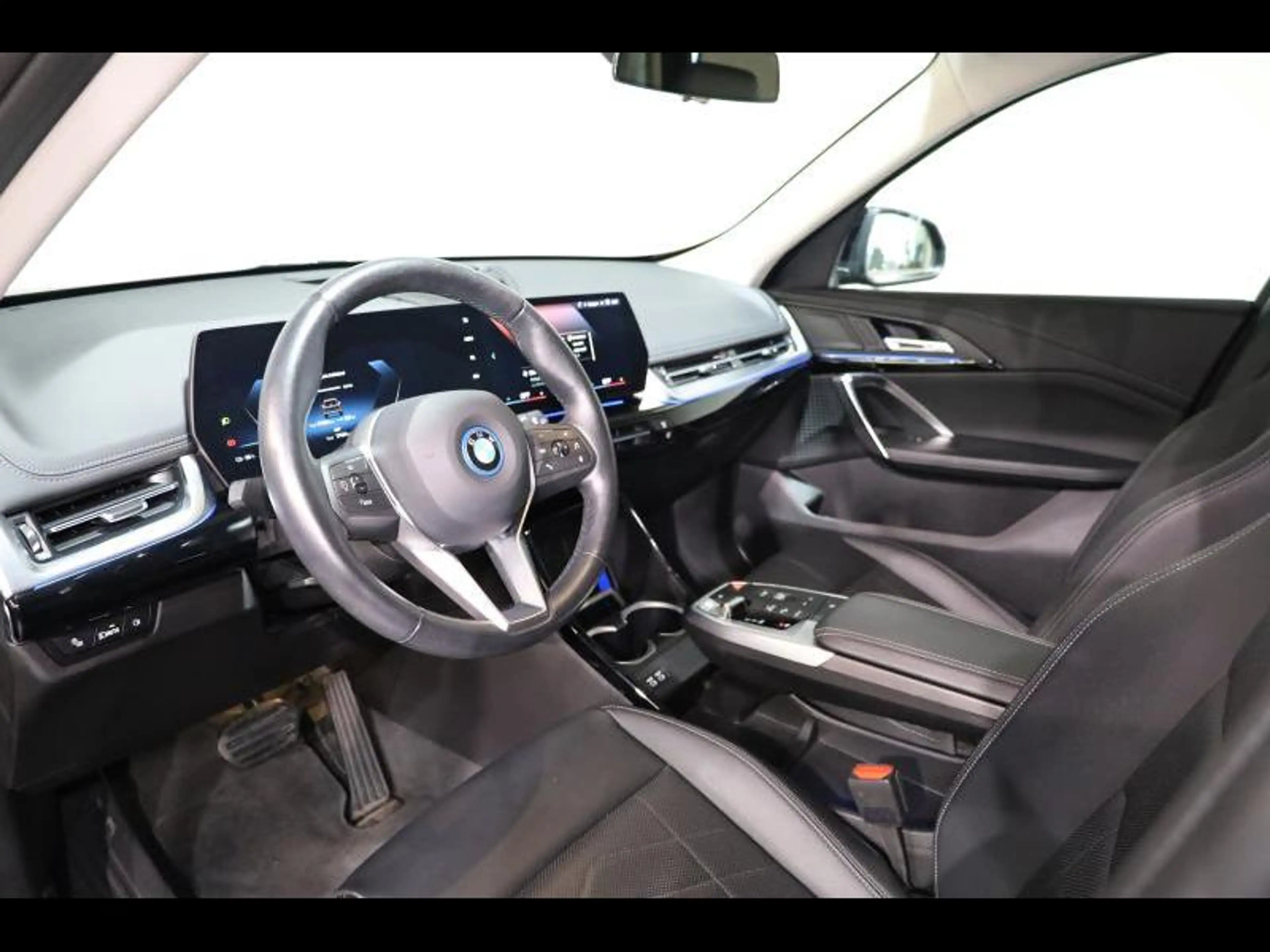 BMW iX1 xDrive30 — photo 6