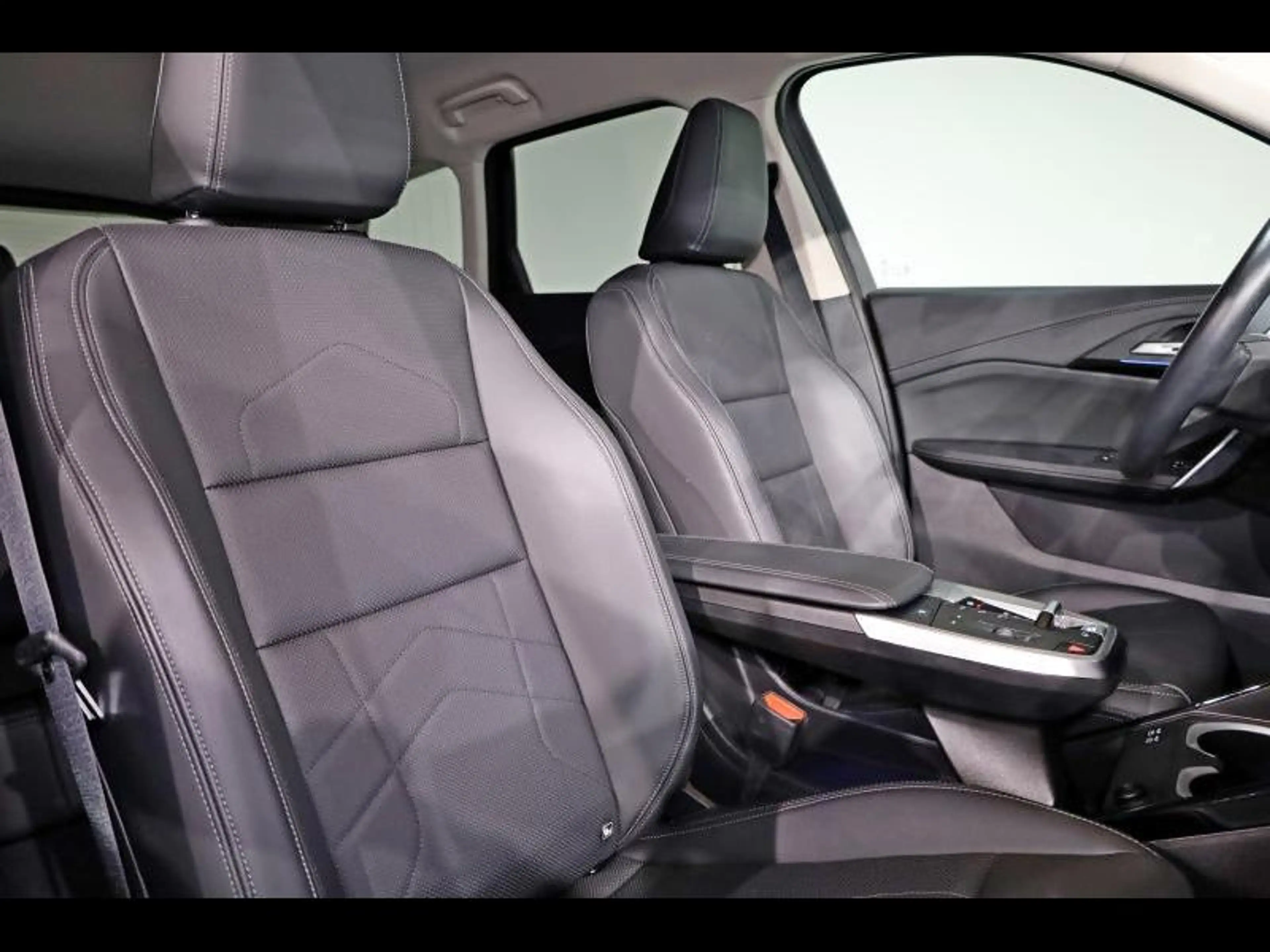 BMW iX1 xDrive30 — photo 11