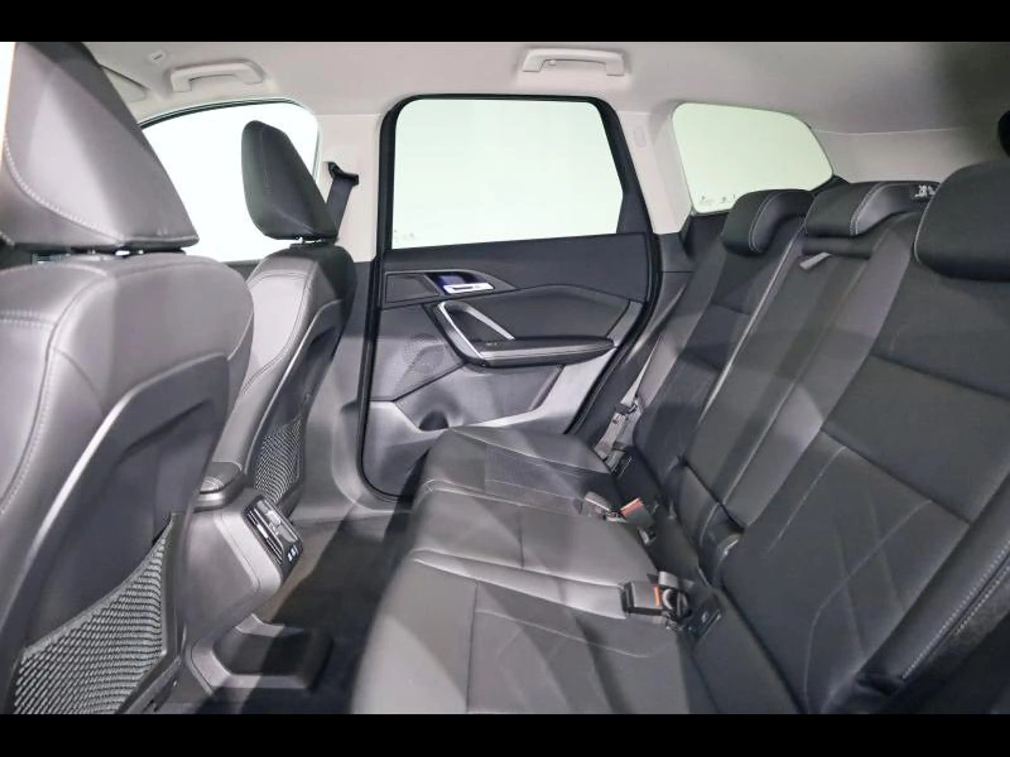 BMW iX1 xDrive30 — photo 10