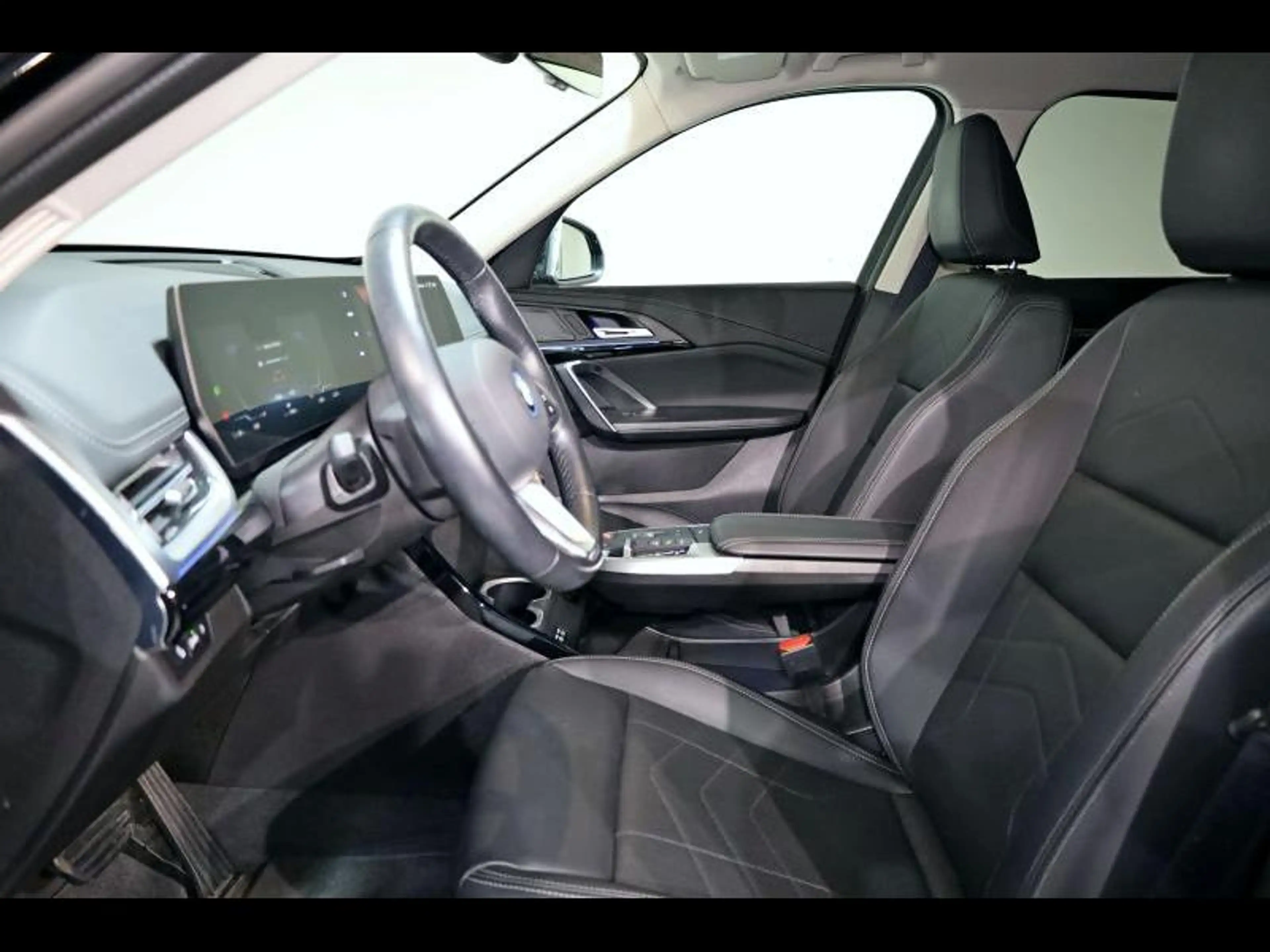 BMW iX1 xDrive30 — photo 9