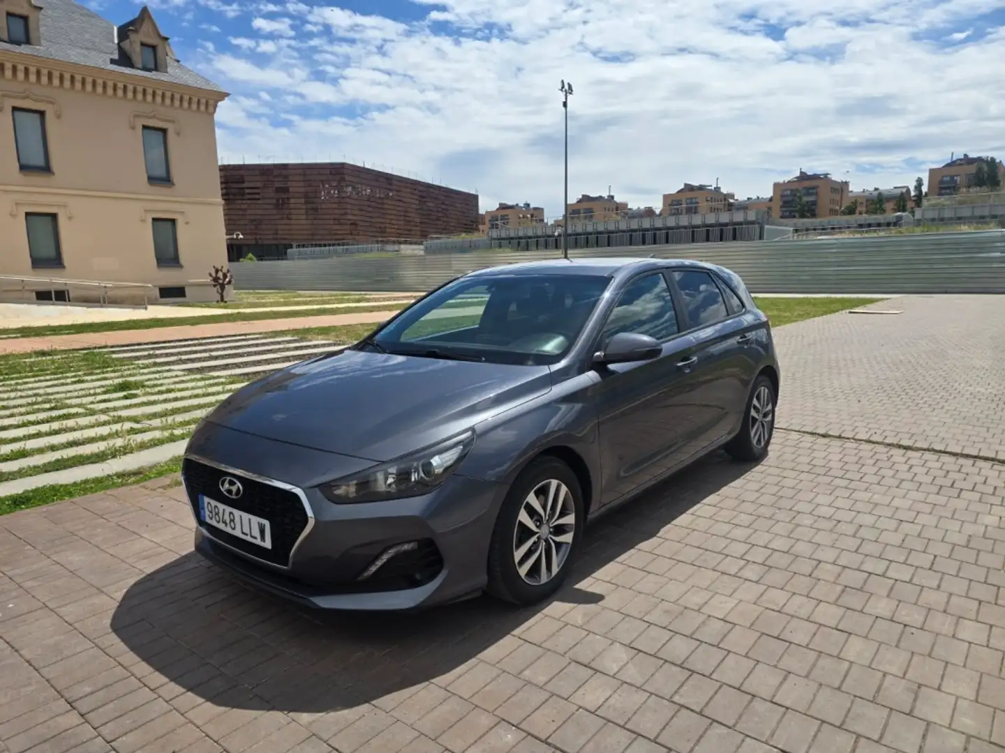 Hyundai i30 1.6CRDi Klass 95 Gris - 1