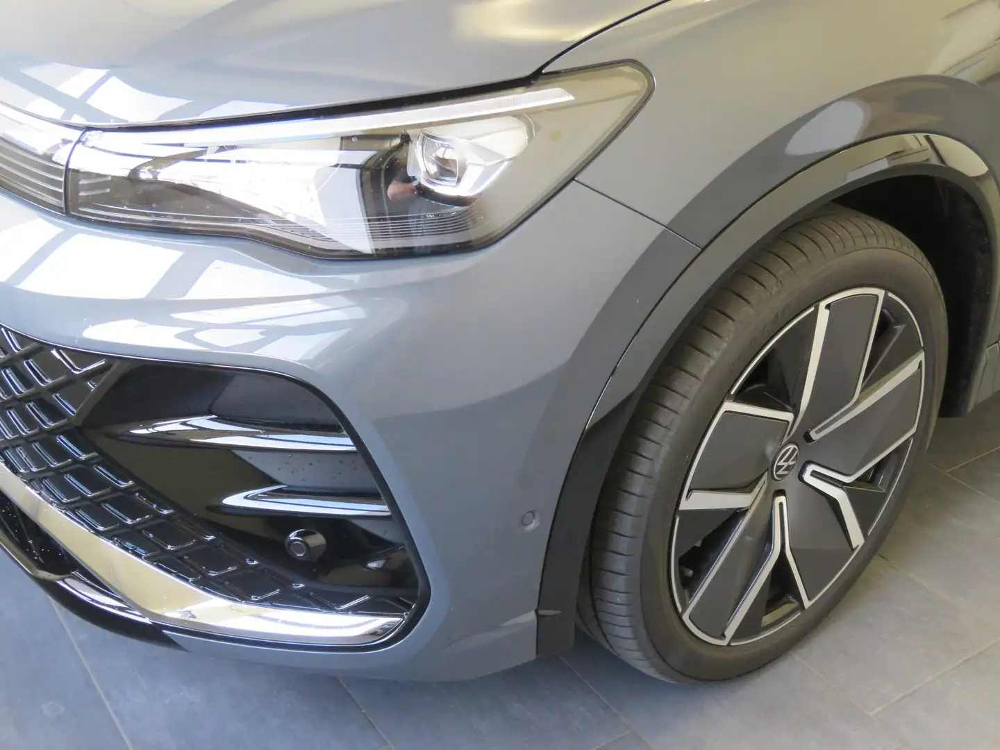 Volkswagen Tiguan Sport TDI DSG Gris - 2