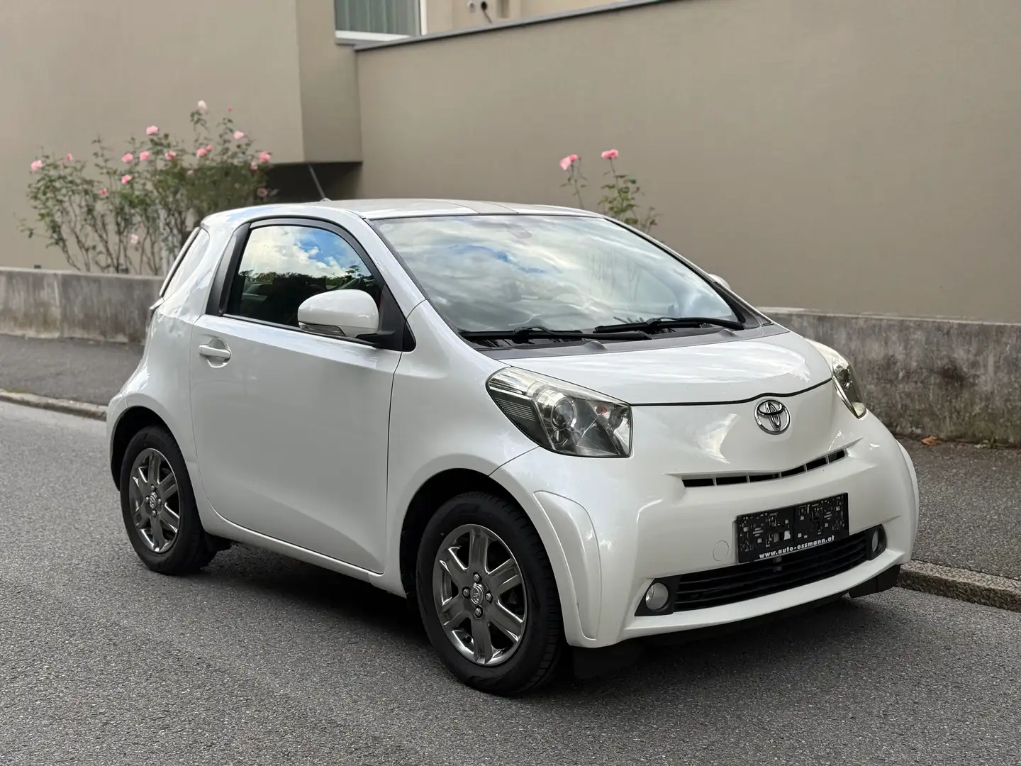 Toyota iQ 1,0 VVT-i TÜV NEU wenig Km Weiß - 2