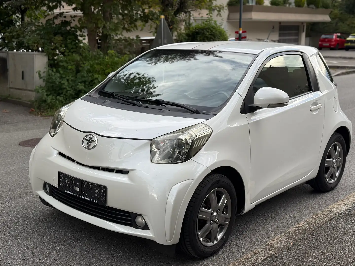 Toyota iQ 1,0 VVT-i TÜV NEU wenig Km Weiß - 1
