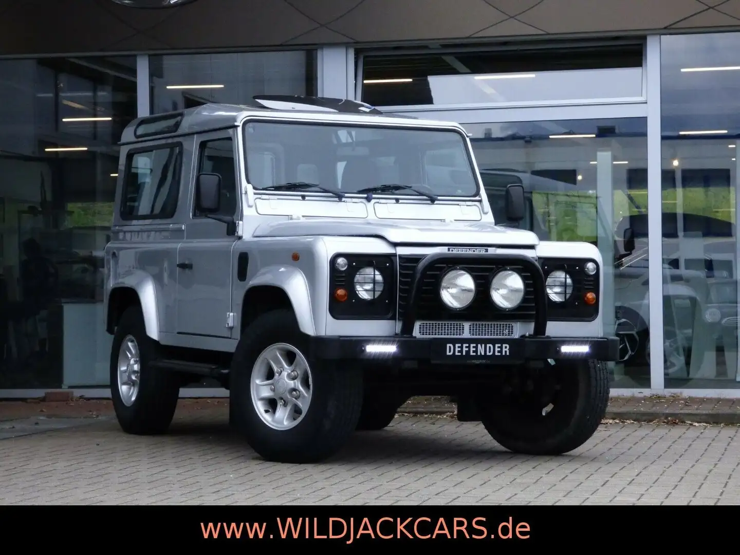 Land Rover Defender 90 Td5 Station Wagon S *2.HD* 67200 KM Silber - 2
