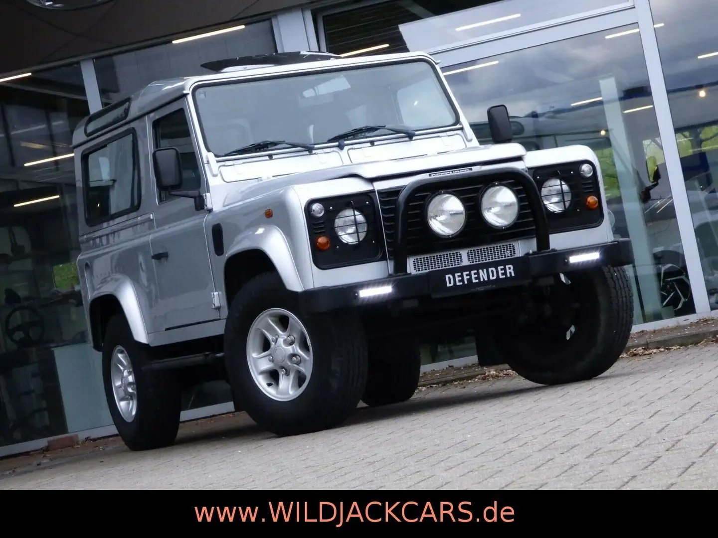 Land Rover Defender 90 Td5 Station Wagon S *2.HD* 67200 KM Silber - 1